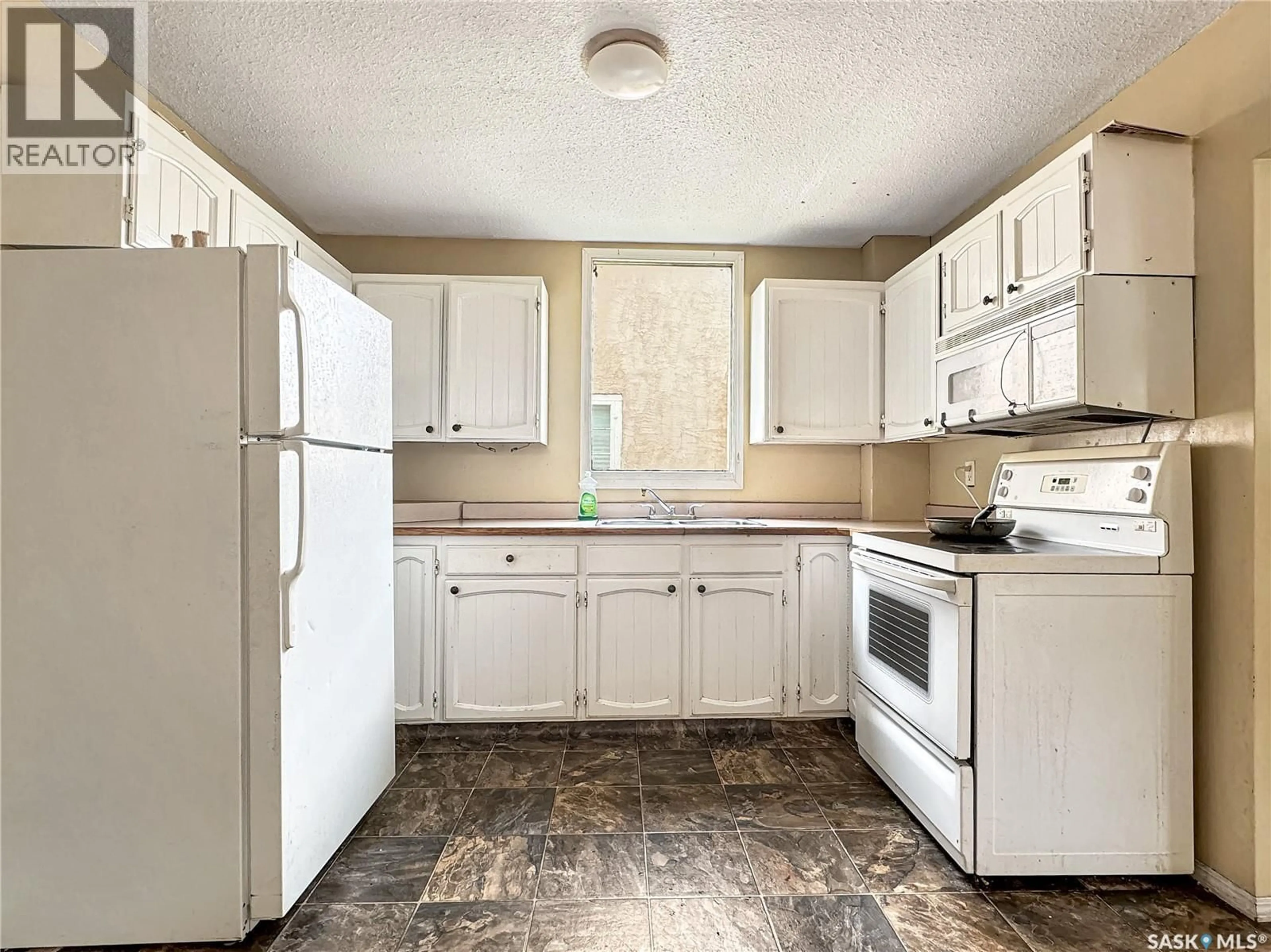 Standard kitchen, unknown for 1472 99TH STREET, North Battleford Saskatchewan S9A0R1