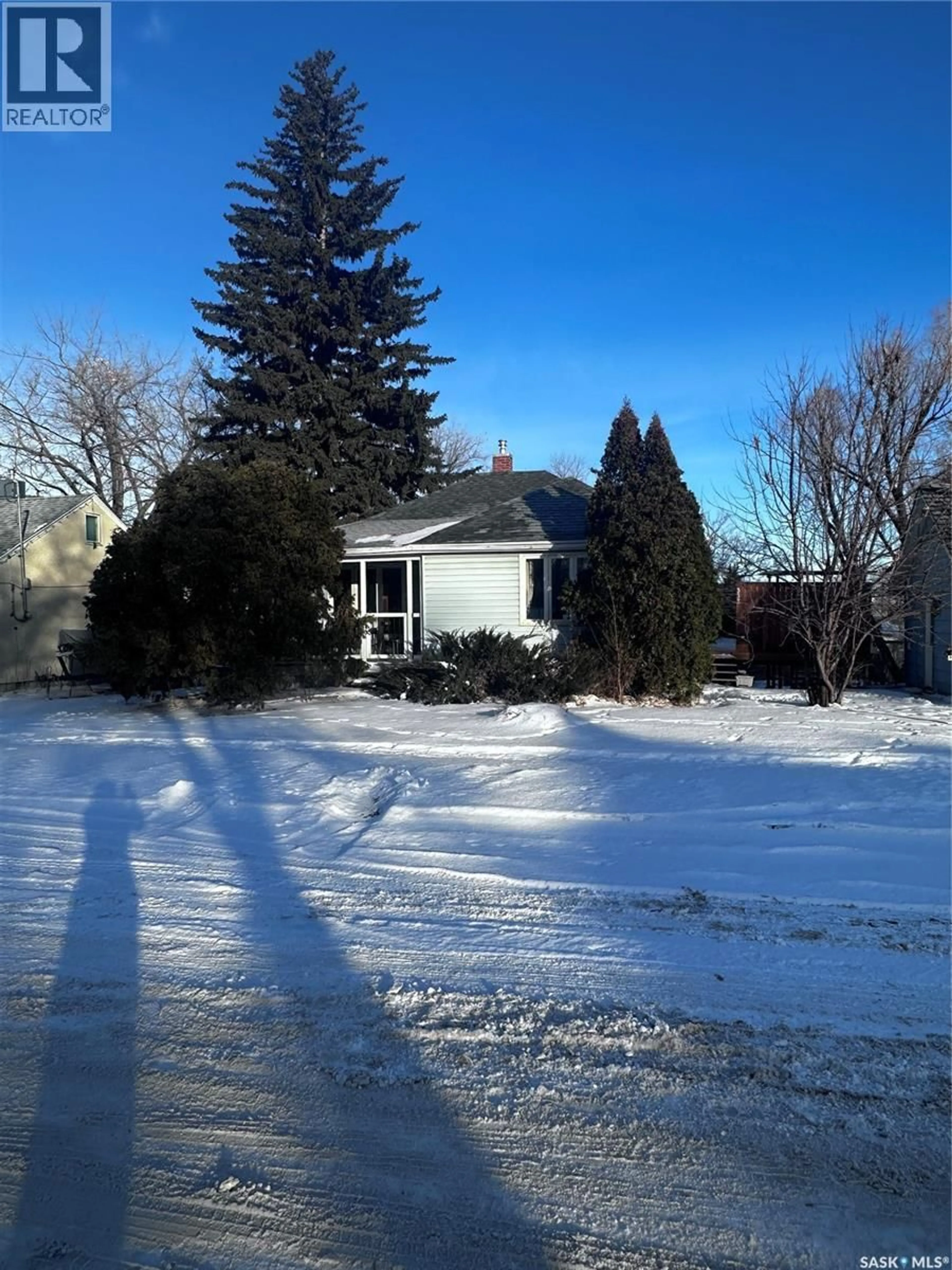A pic from outside/outdoor area/front of a property/back of a property/a pic from drone, street for 333 5TH AVENUE, Weyburn Saskatchewan S4H1Y4