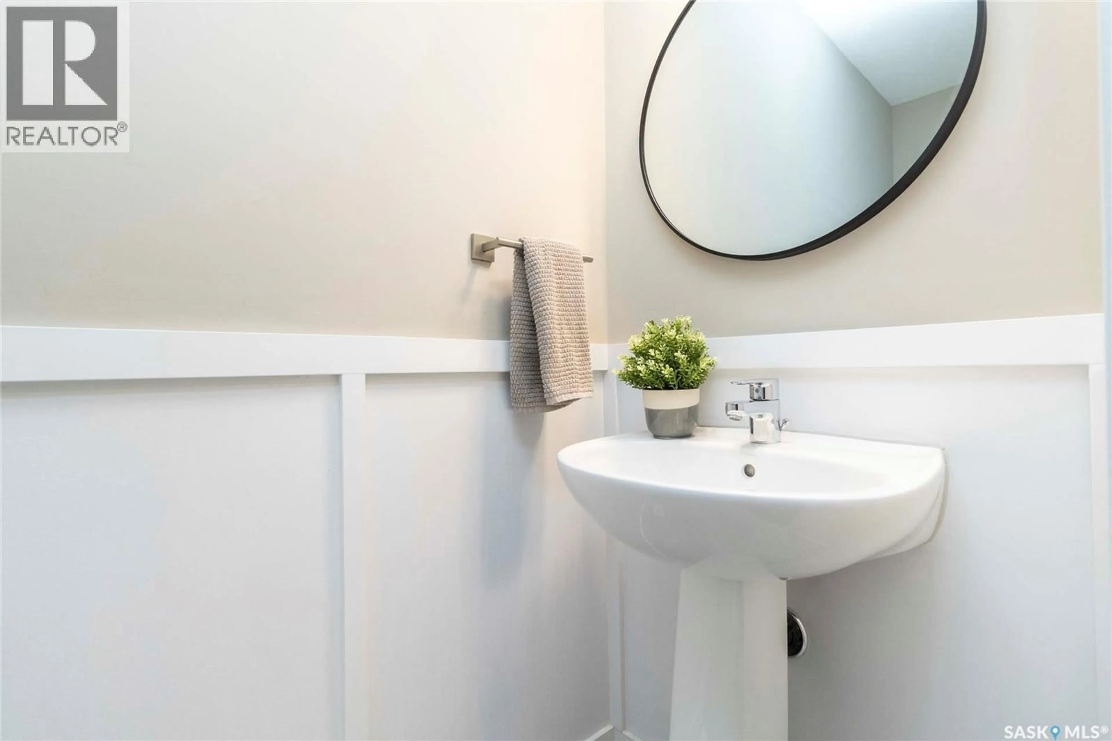 Standard bathroom, ceramic/tile floor for 142 STILLING MEWS, Saskatoon Saskatchewan S7V0P4