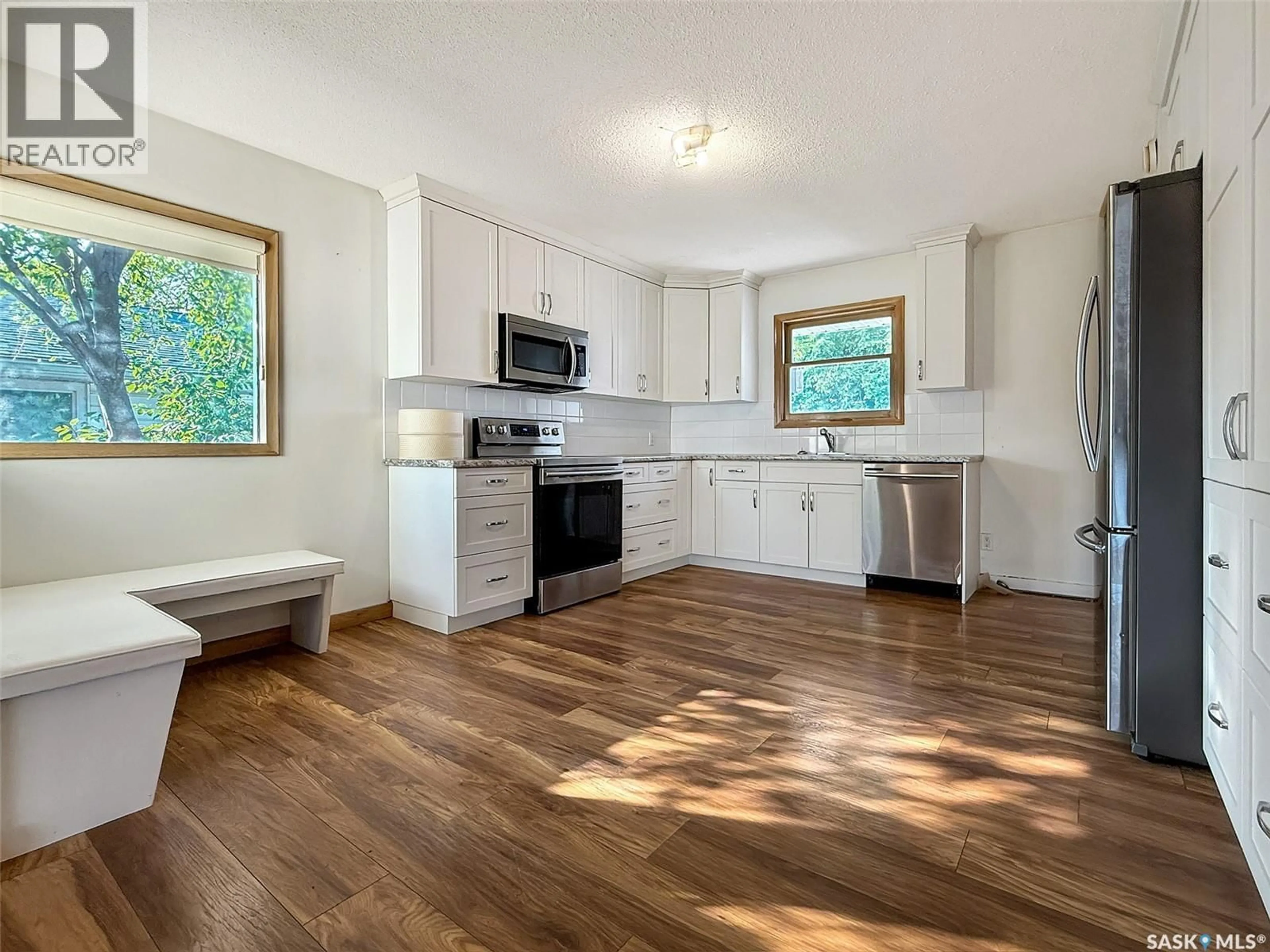 Open concept kitchen, unknown for 611 NORTH HILL DRIVE, Swift Current Saskatchewan S9H1X3