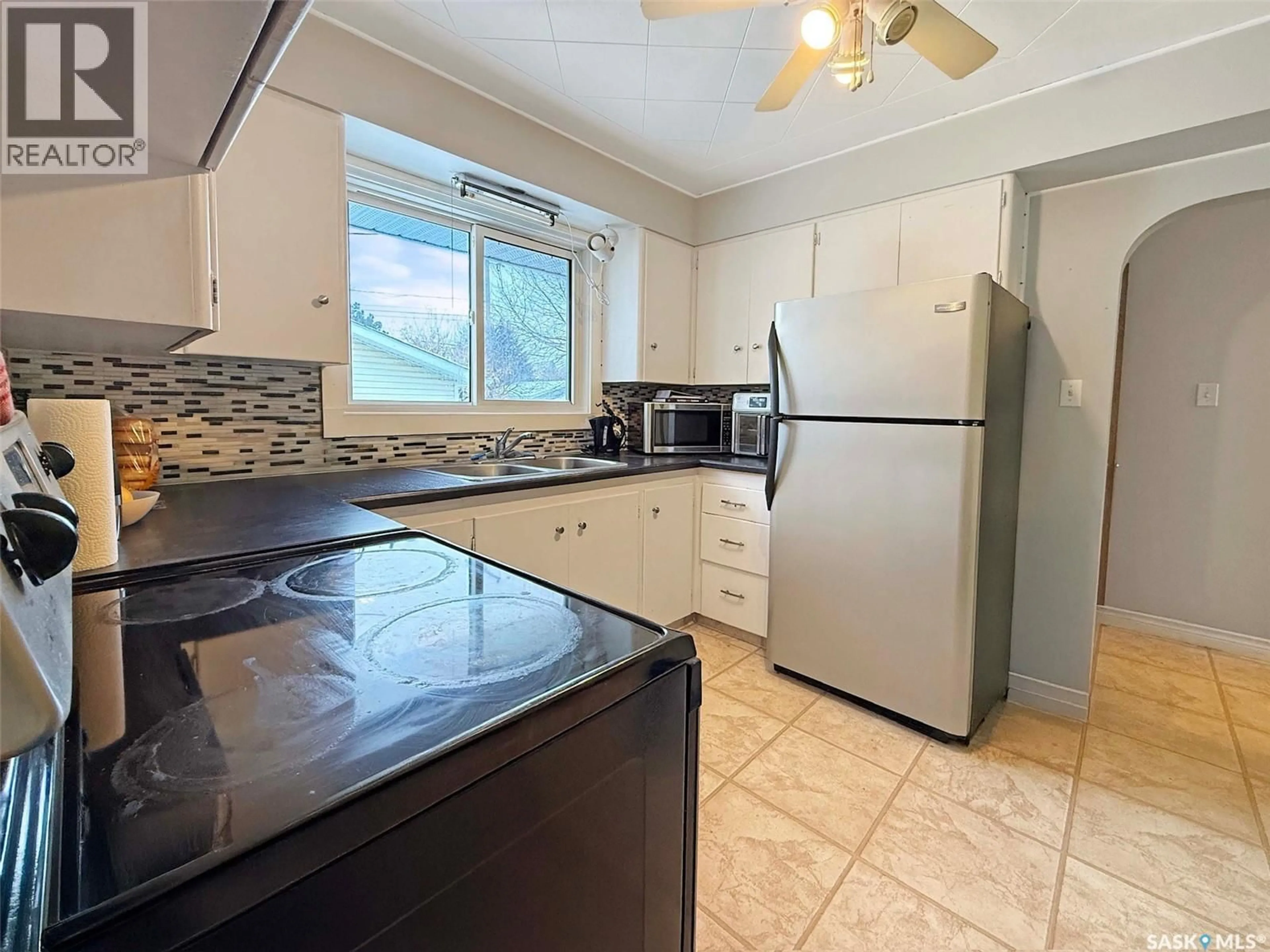 Standard kitchen, ceramic/tile floor for 271 14TH AVENUE, Swift Current Saskatchewan S9H2W8