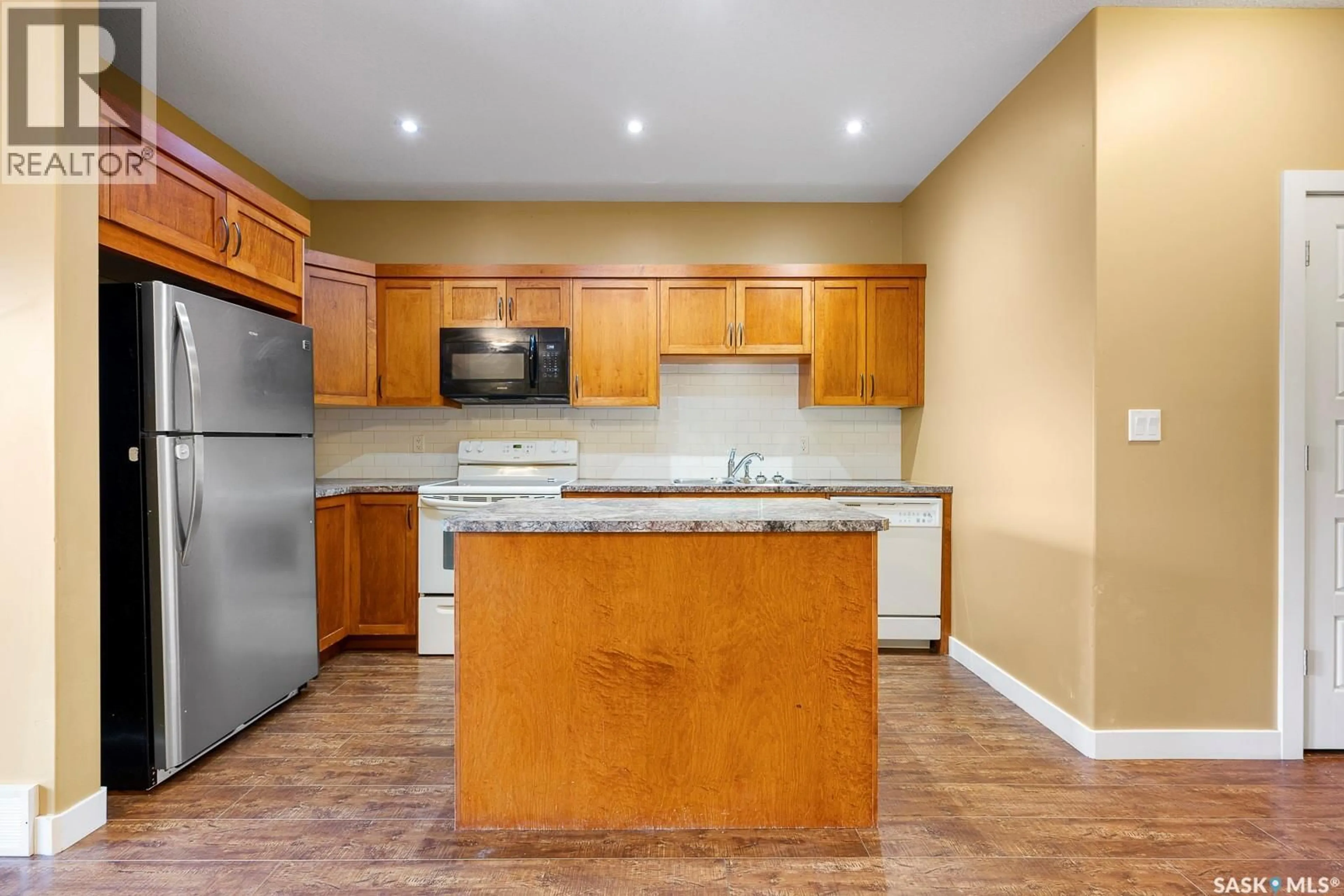 Standard kitchen, wood/laminate floor for 1069 LINDSAY STREET, Regina Saskatchewan S4N3A8