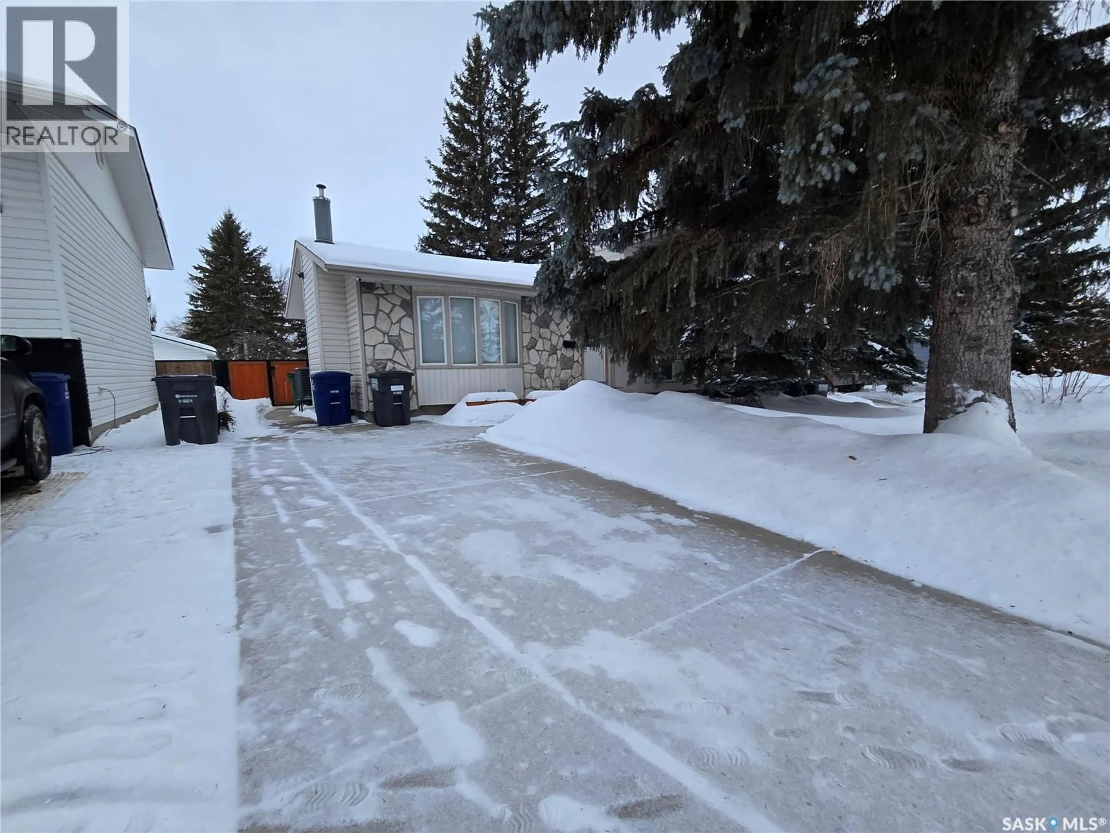 A pic from outside/outdoor area/front of a property/back of a property/a pic from drone, street for 433 GUELPH CRESCENT, Saskatoon Saskatchewan S7H4R2