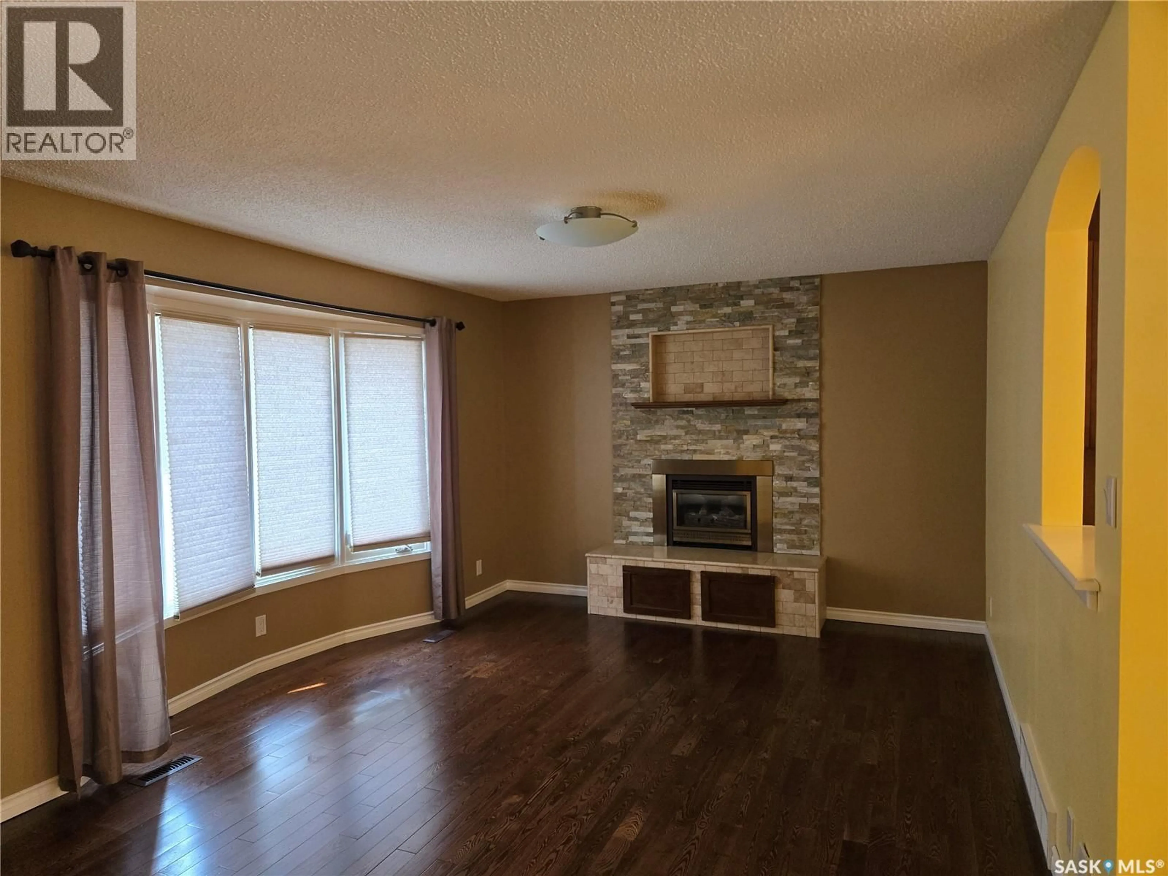 Living room with furniture, wood/laminate floor for 433 GUELPH CRESCENT, Saskatoon Saskatchewan S7H4R2