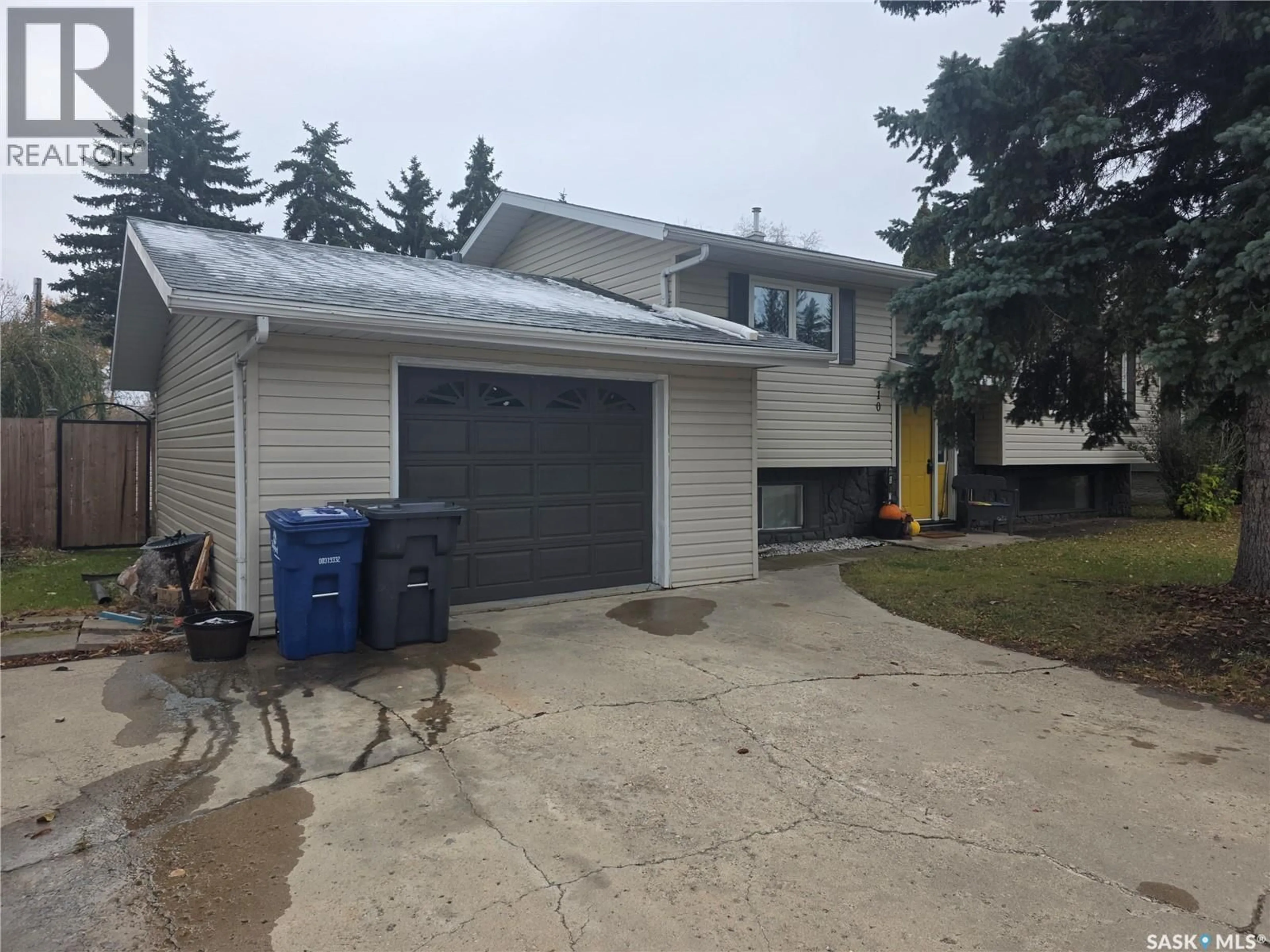 Home with vinyl exterior material, street for 410 MILLER CRESCENT, Wynyard Saskatchewan S0A4T0
