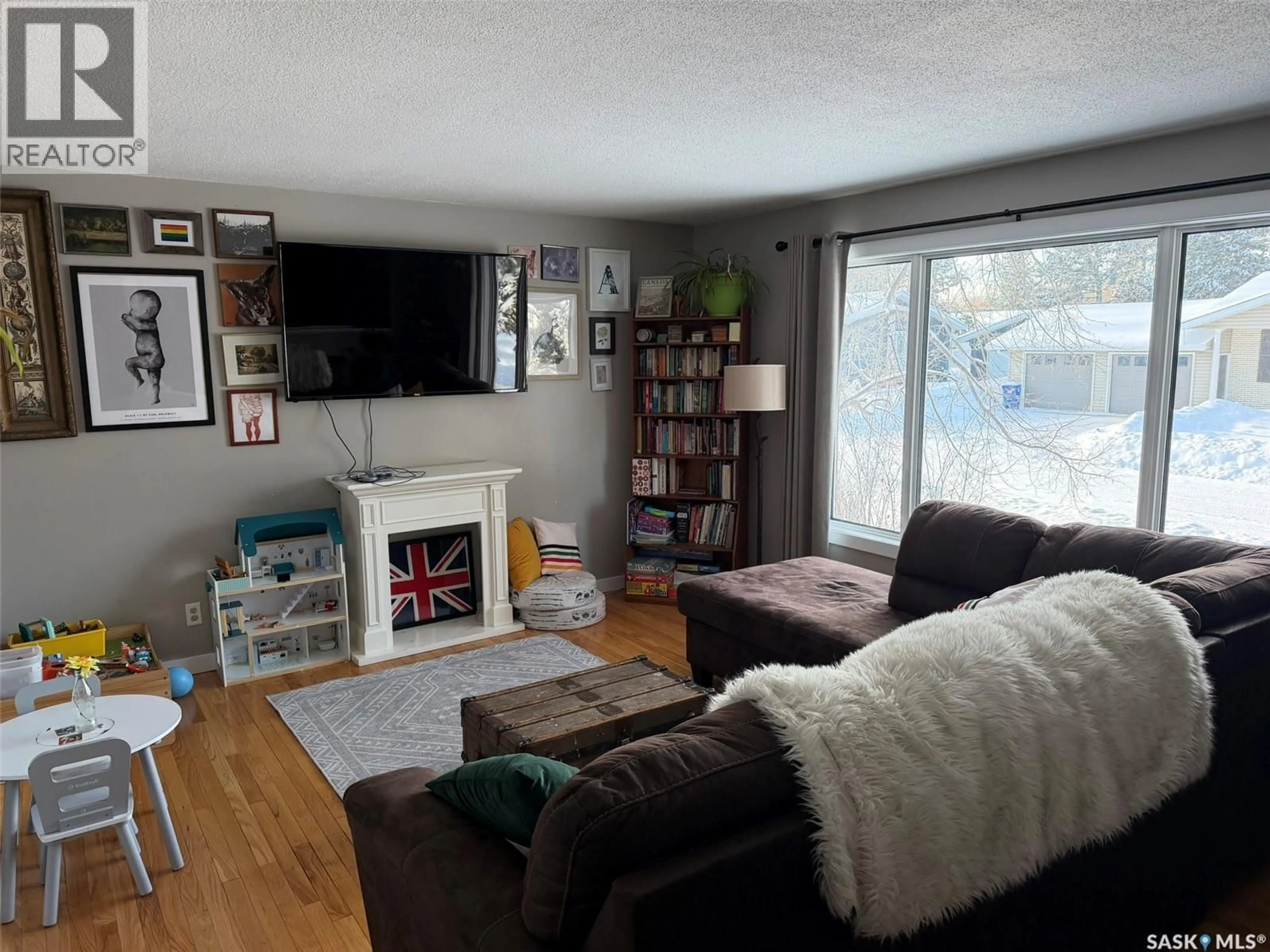 Living room with furniture, wood/laminate floor for 410 MILLER CRESCENT, Wynyard Saskatchewan S0A4T0