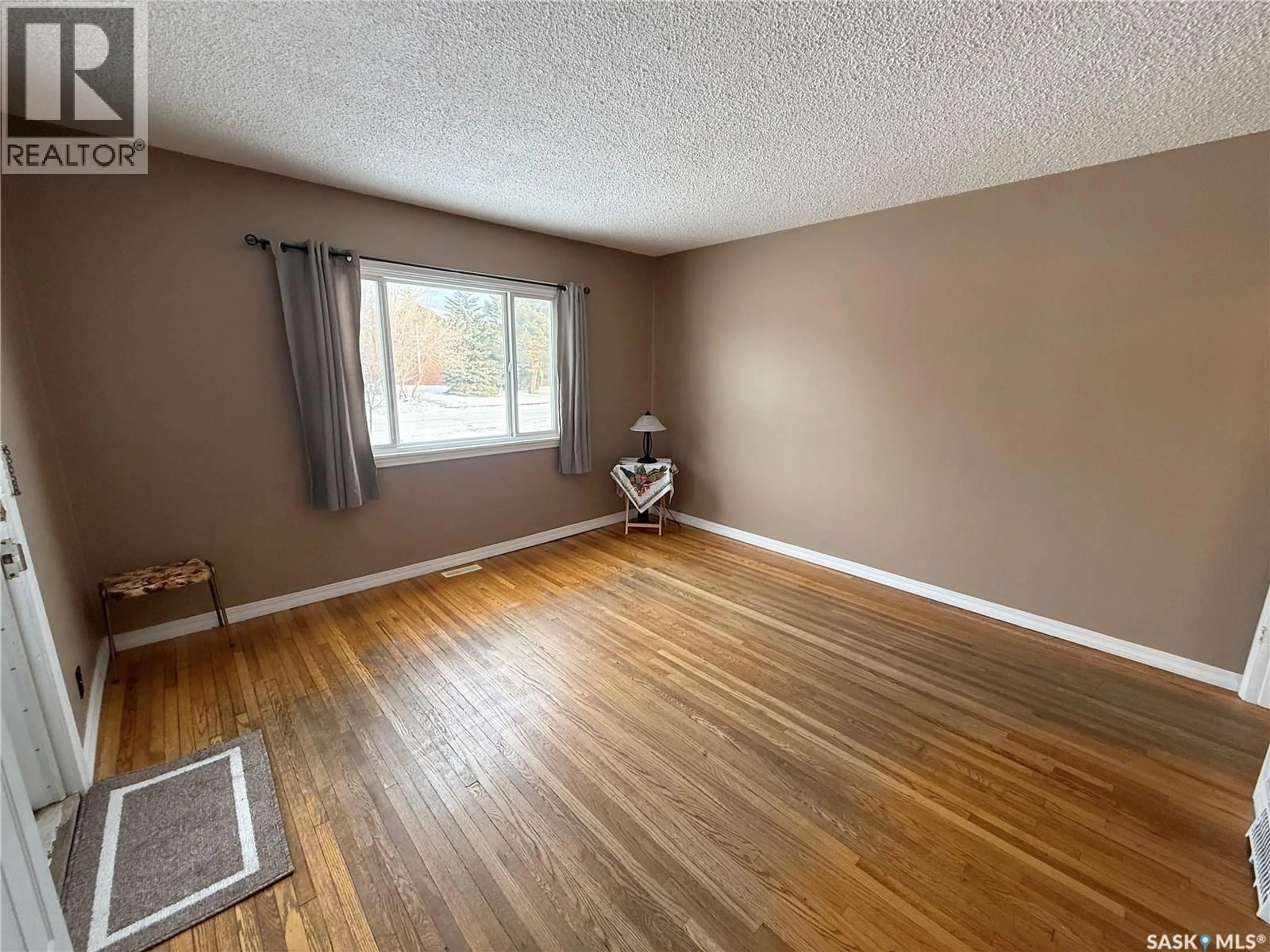 A pic of a room for 218 HILLIARD STREET, Saskatoon Saskatchewan S7J0E4