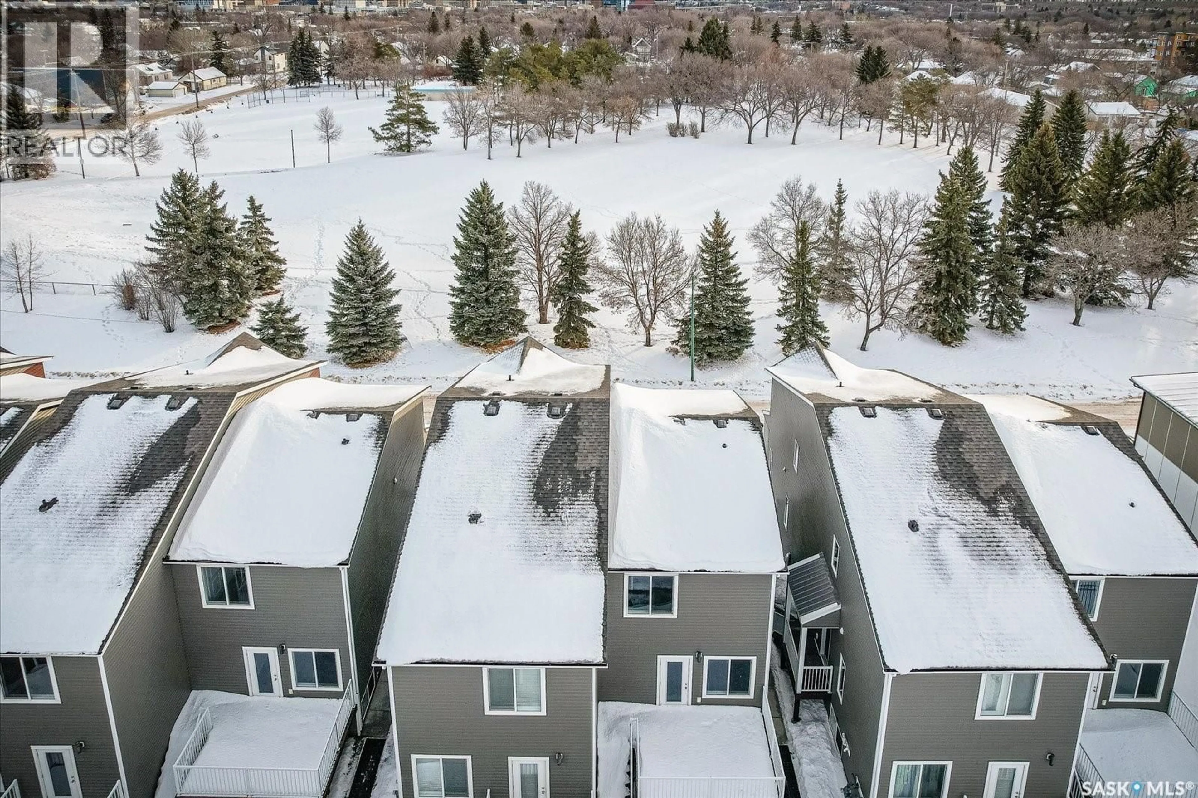 A pic from outside/outdoor area/front of a property/back of a property/a pic from drone, unknown for 419 L AVENUE, Saskatoon Saskatchewan S7M5Y6