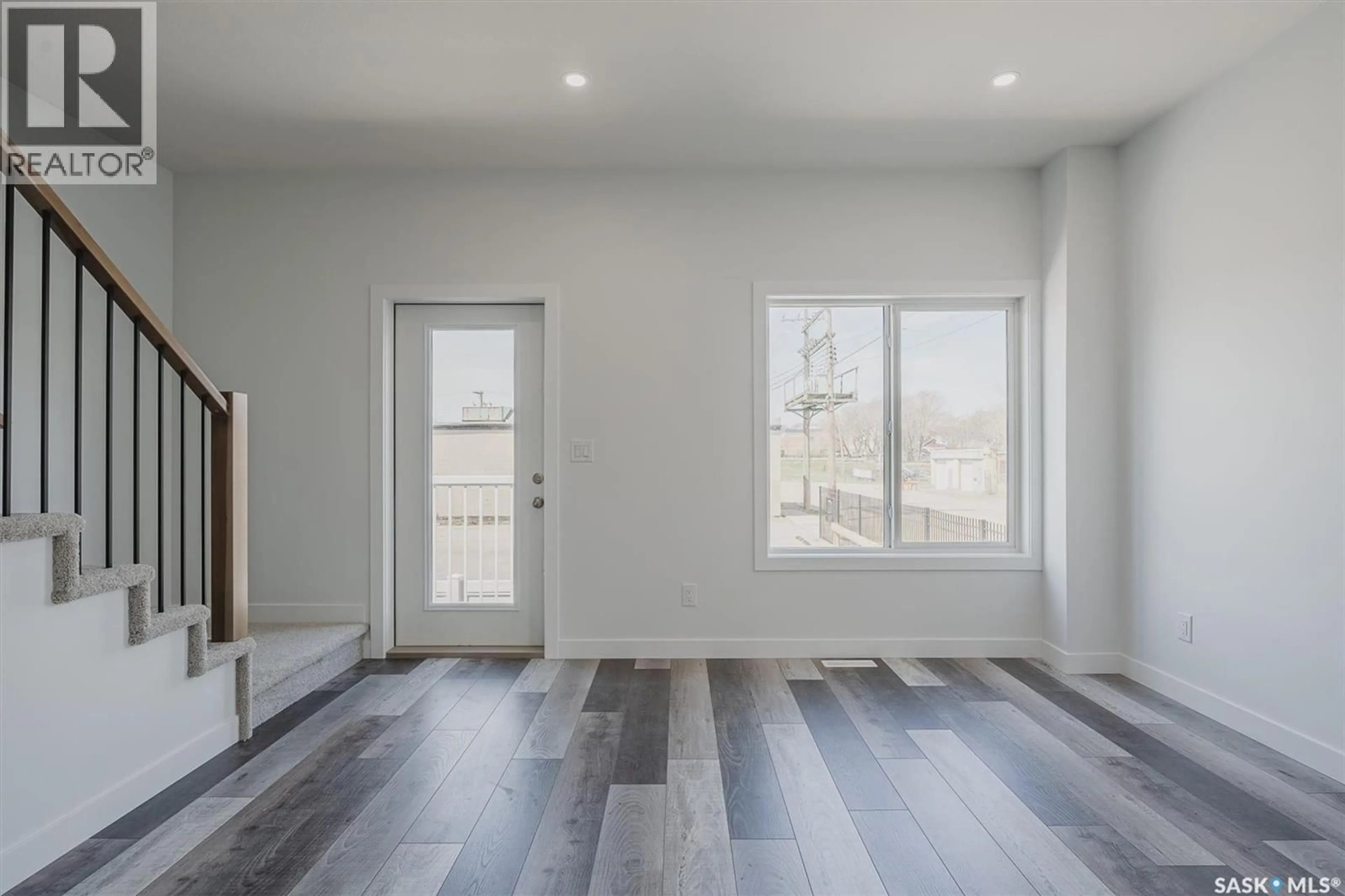 Indoor entryway for 419 L AVENUE, Saskatoon Saskatchewan S7M5Y6