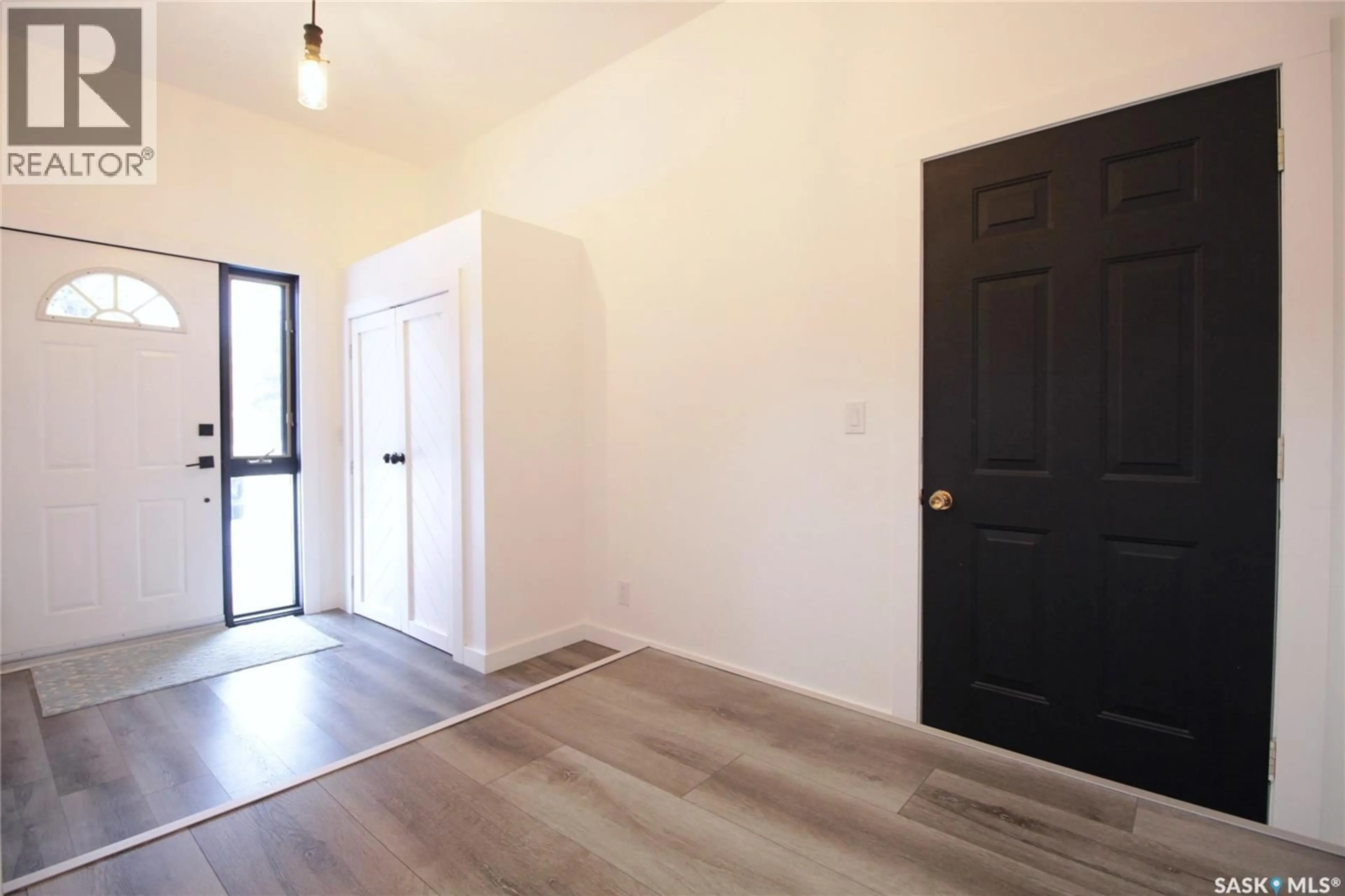 Indoor entryway for 302 3RD AVENUE, Whitewood Saskatchewan S0G5C0