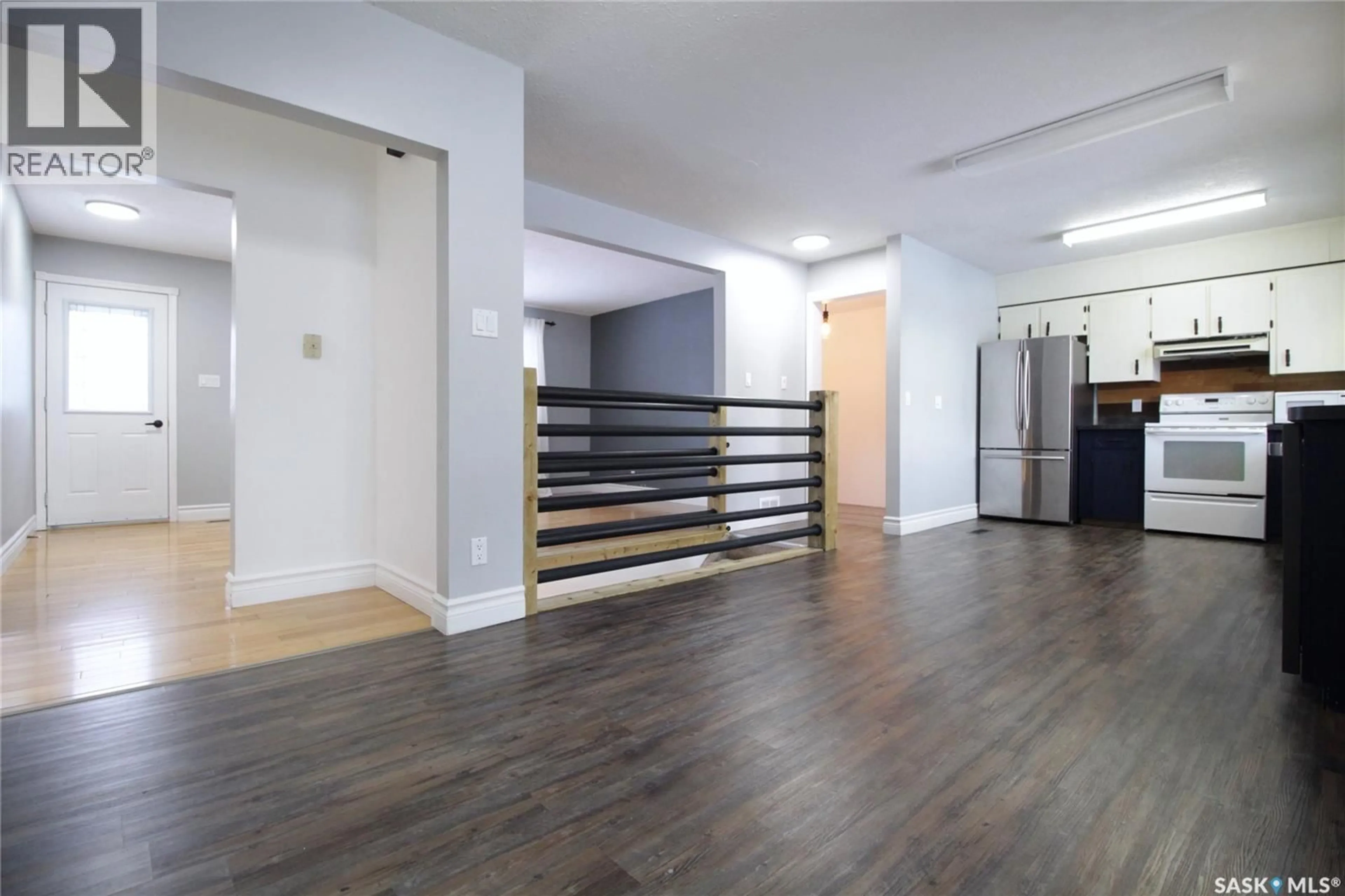 Indoor foyer for 302 3RD AVENUE, Whitewood Saskatchewan S0G5C0