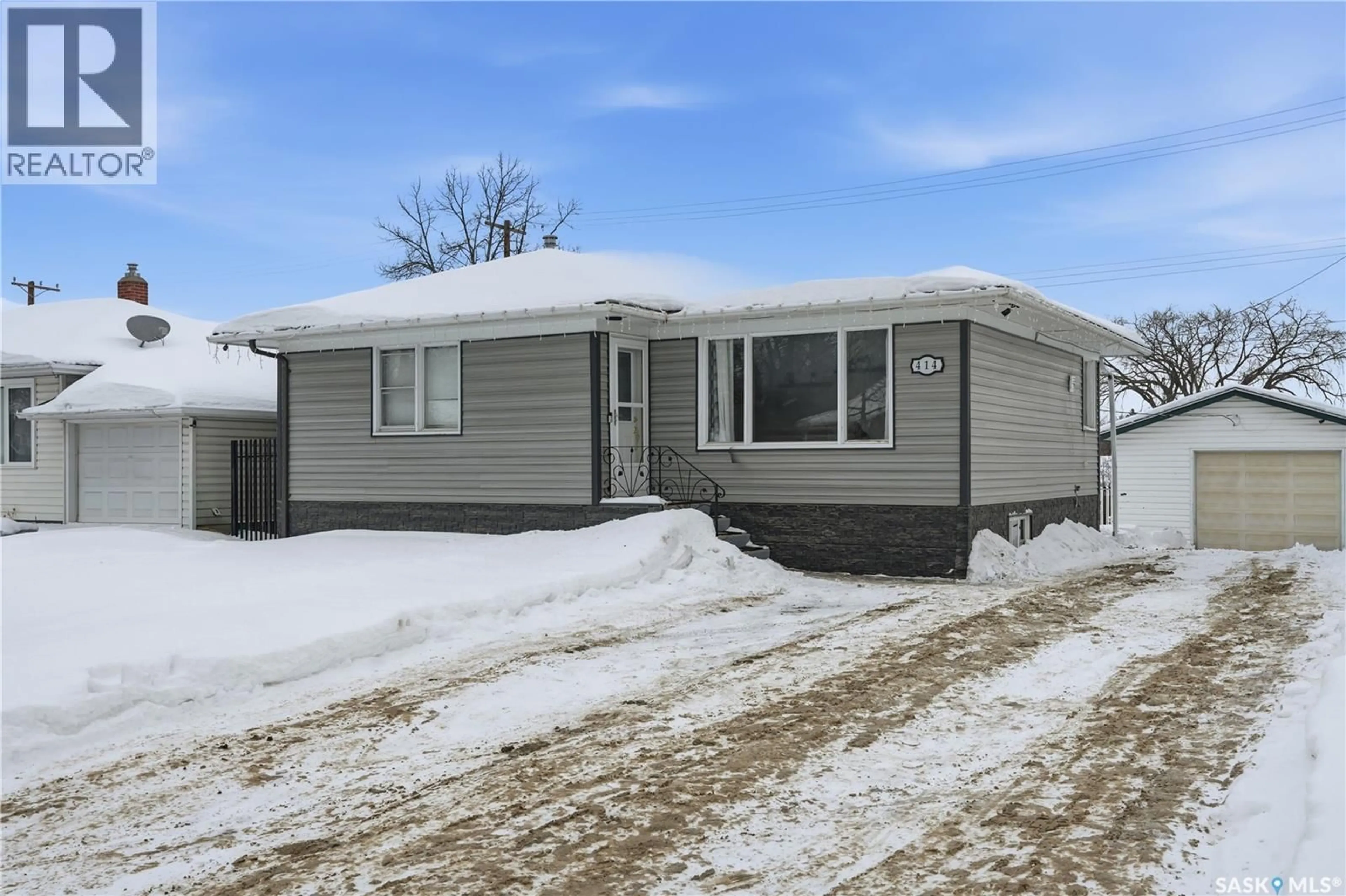 Home with vinyl exterior material, street for 414 P AVENUE, Saskatoon Saskatchewan S7L2V9