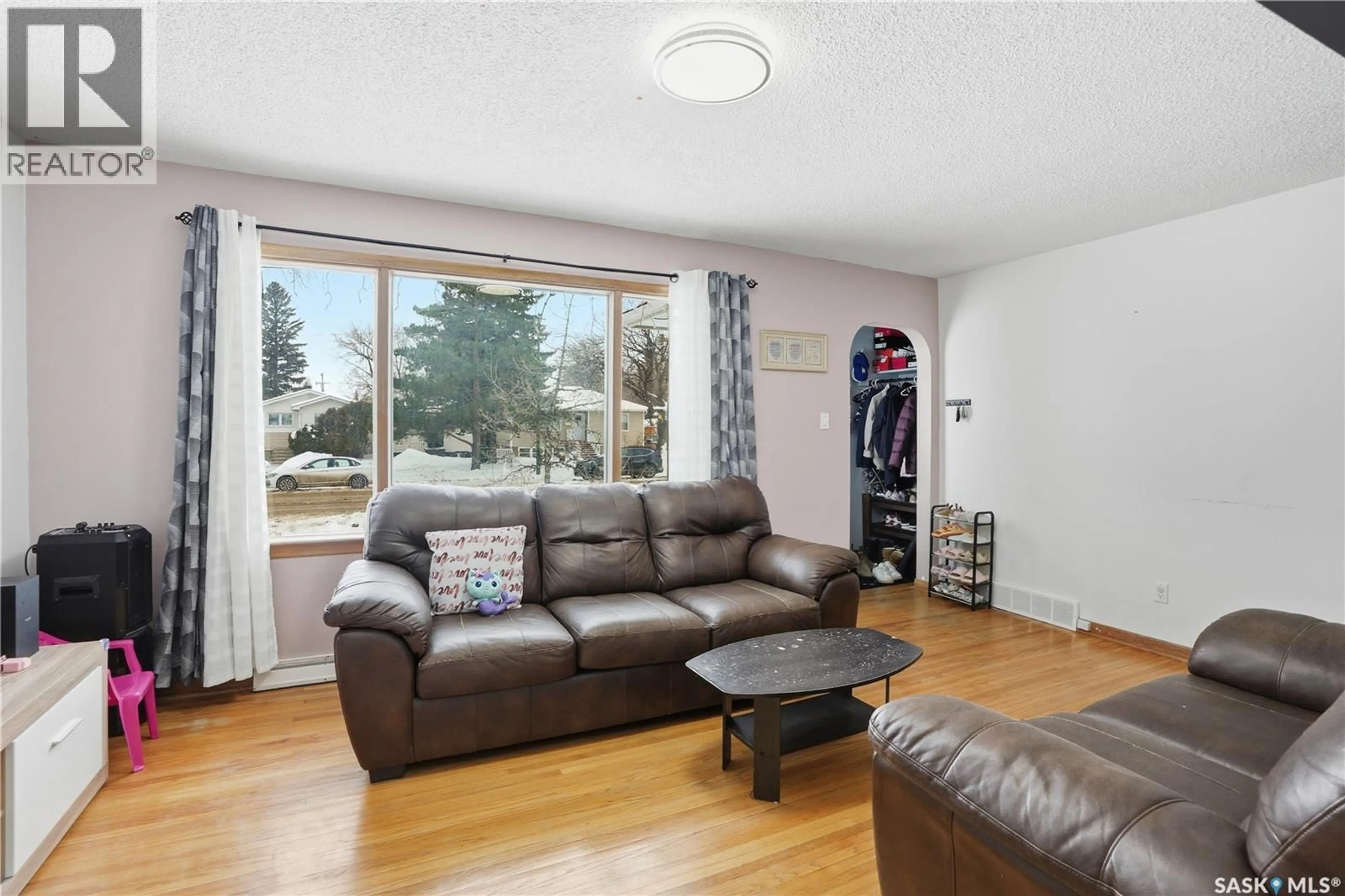 Living room with furniture, unknown for 414 P AVENUE, Saskatoon Saskatchewan S7L2V9