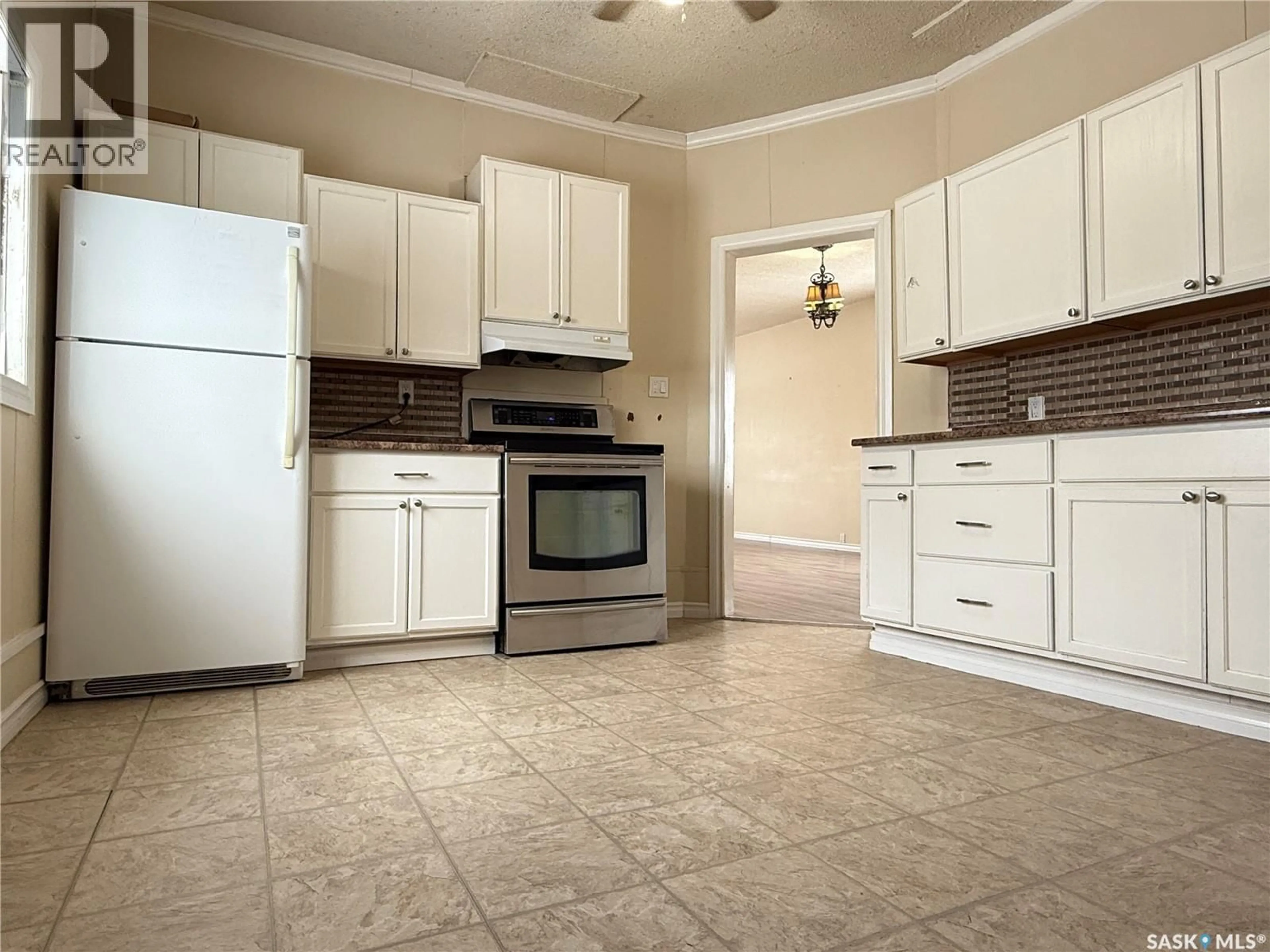 Standard kitchen, ceramic/tile floor for 455 4TH AVENUE, Melville Saskatchewan S0A2P0