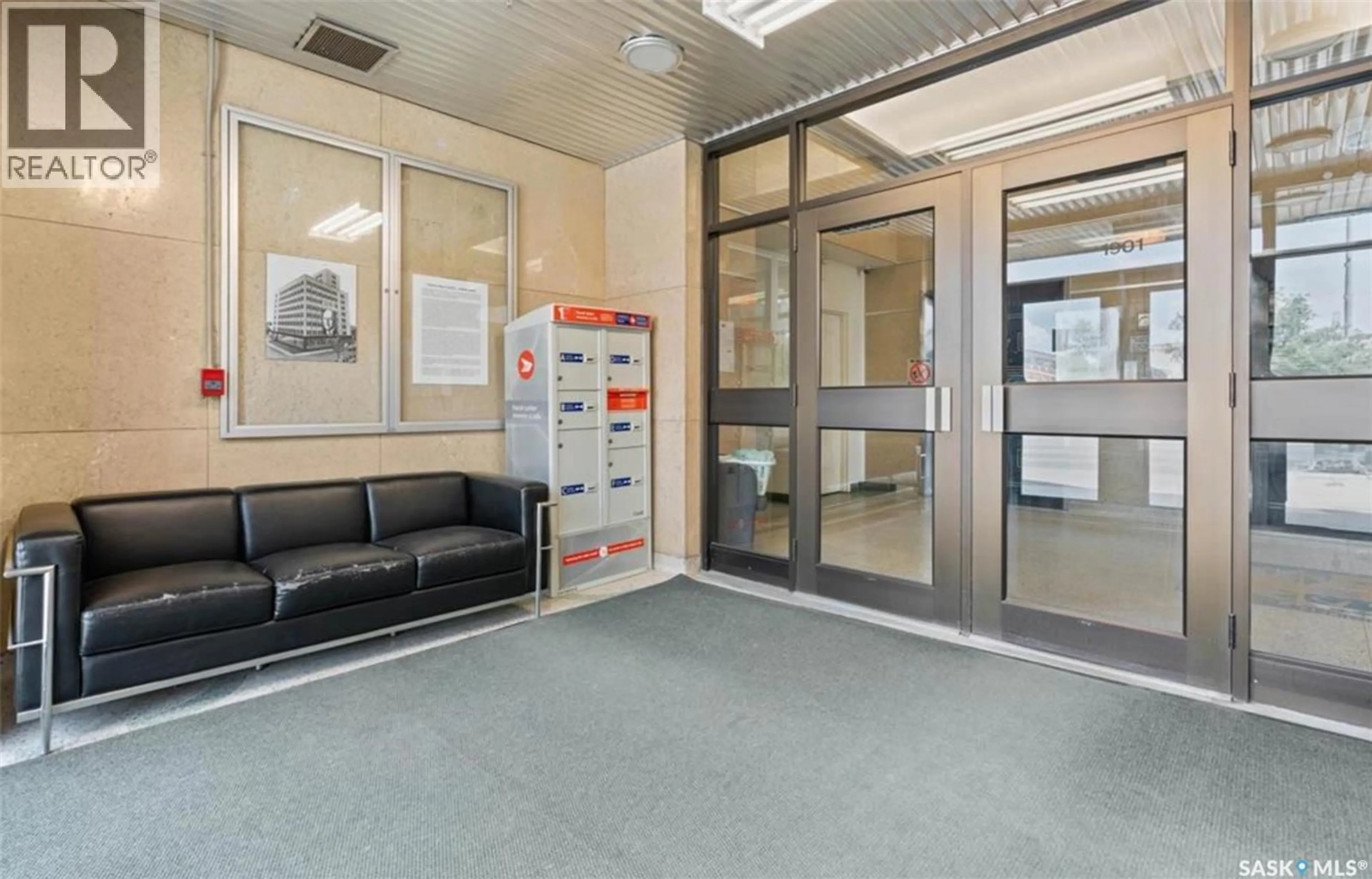 Indoor foyer for 208 - 1901 VICTORIA AVENUE, Regina Saskatchewan S4P3R4