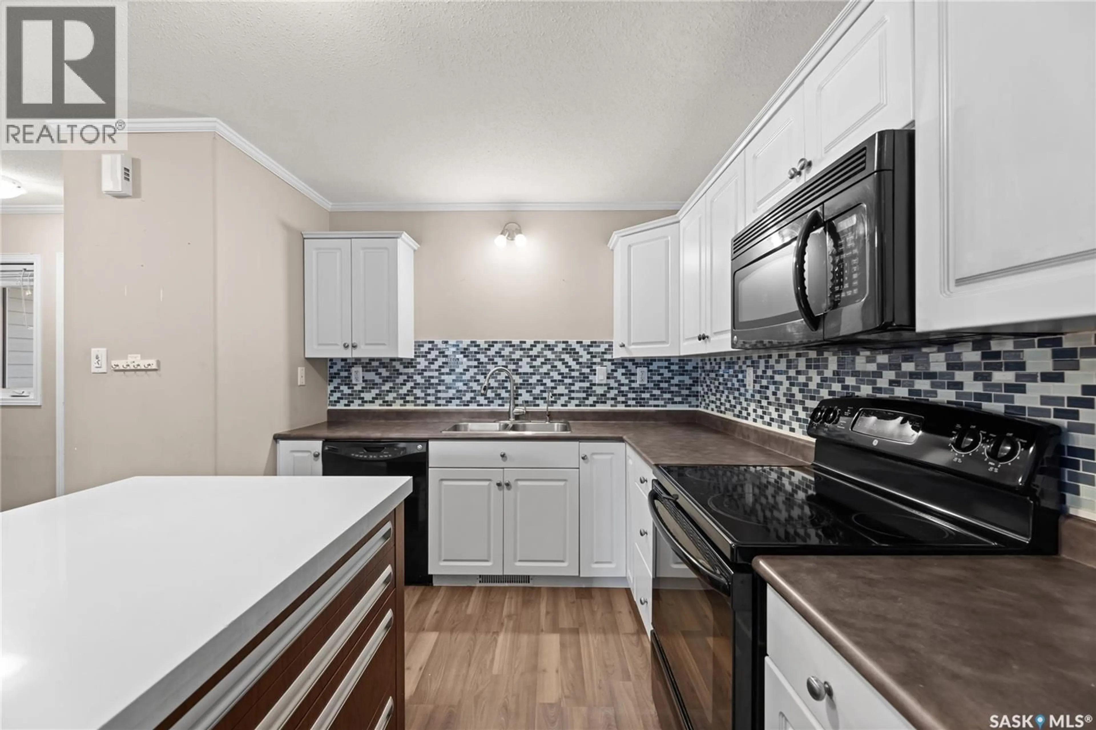 Standard kitchen, unknown for 304 715 HART ROAD, Saskatoon Saskatchewan S7M3Y7