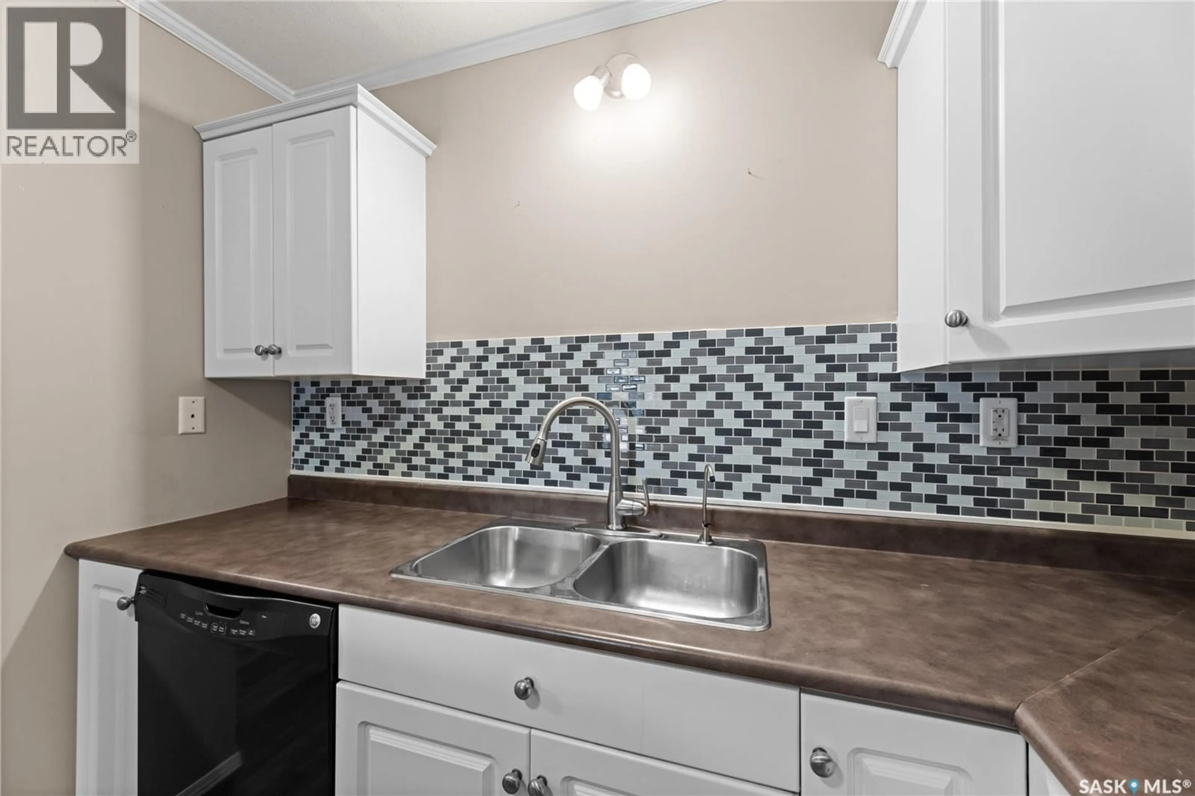 Standard kitchen, unknown for 304 715 HART ROAD, Saskatoon Saskatchewan S7M3Y7