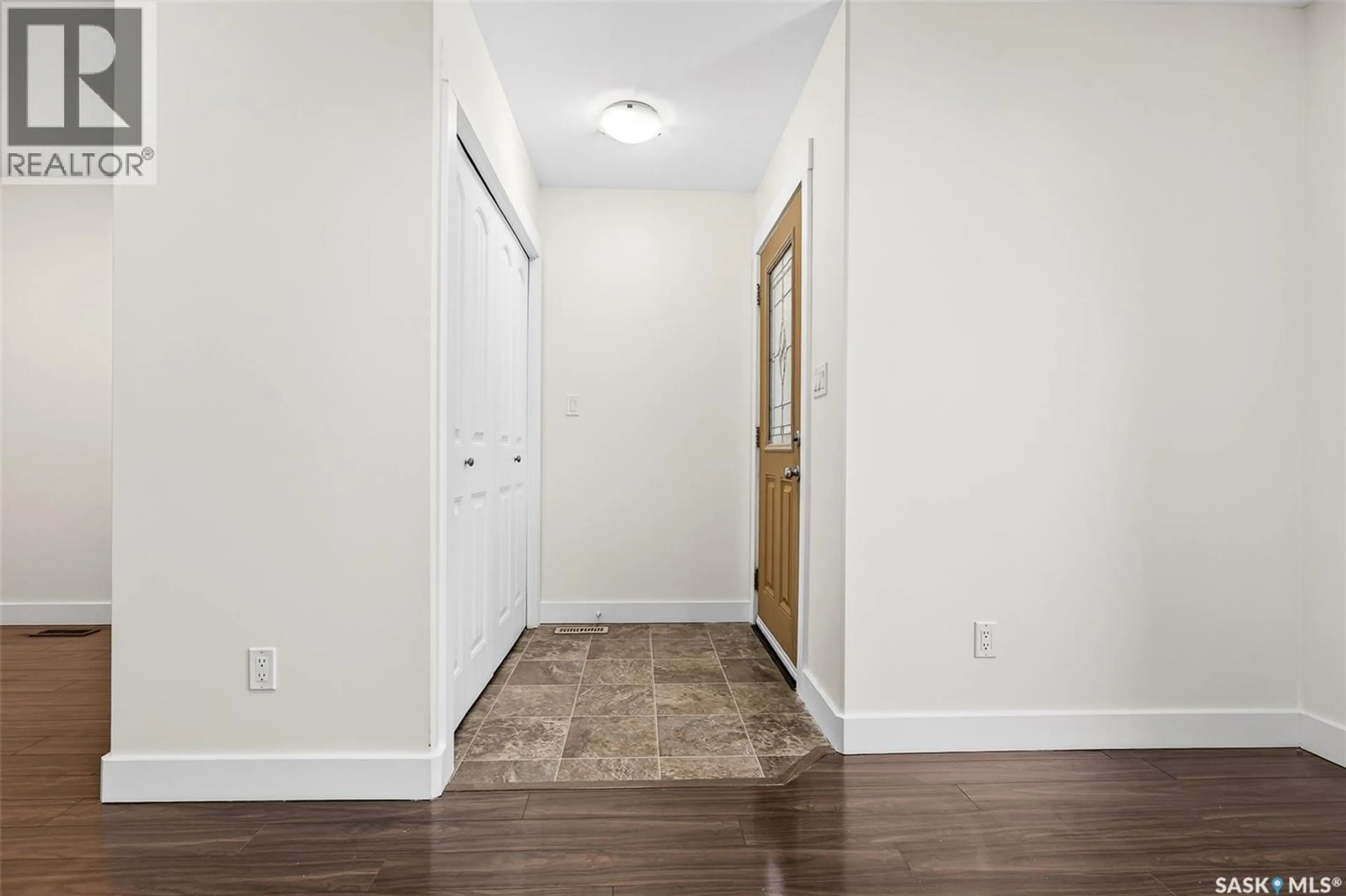 Indoor entryway for 915 ATHABASCA STREET, Moose Jaw Saskatchewan S6H0M8