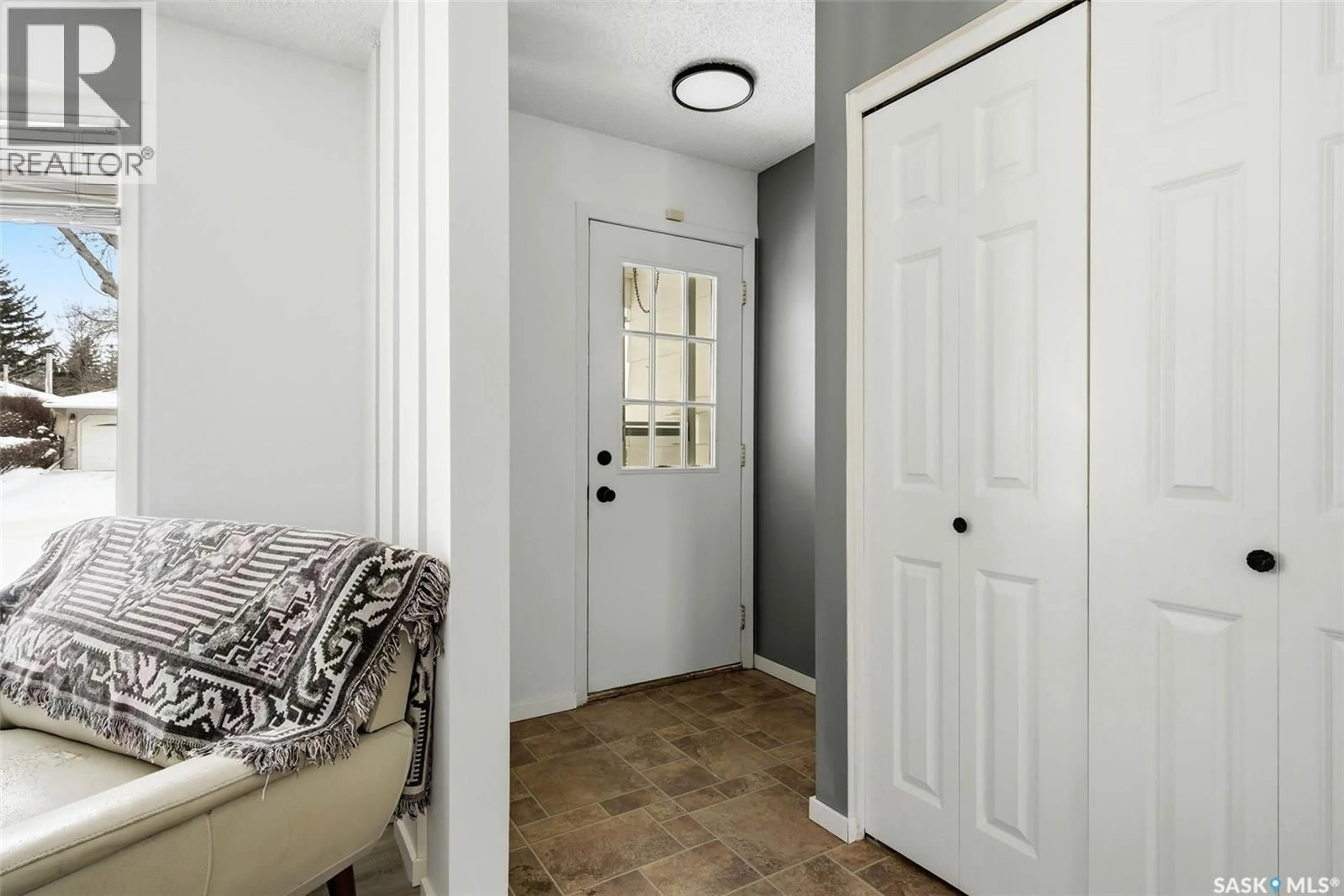 Indoor entryway for 15 RUTLEY STREET, Regina Saskatchewan S4R5Y5