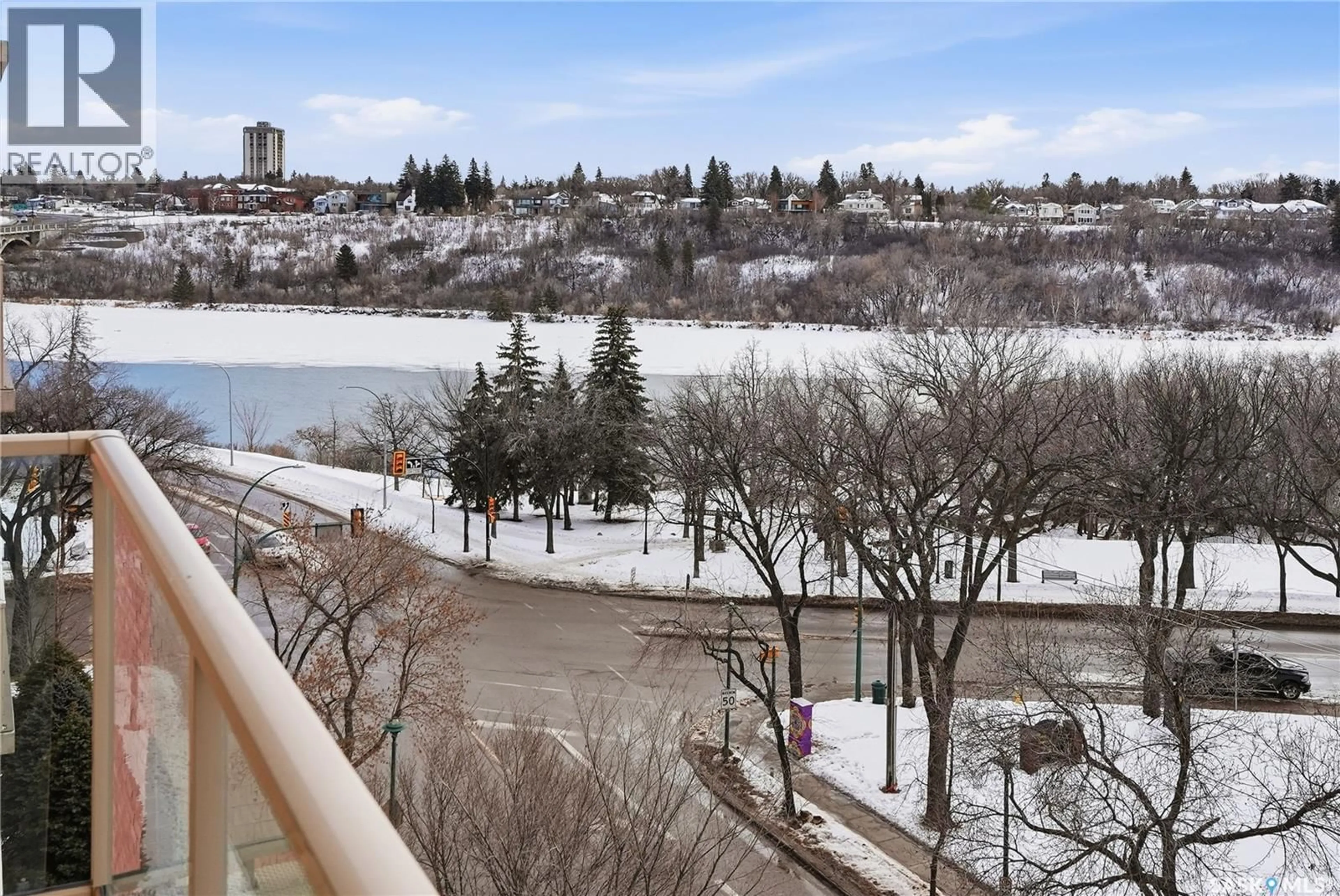 Patio, water/lake/river/ocean view for 902 - 702 SPADINA CRESCENT, Saskatoon Saskatchewan S7K0G8