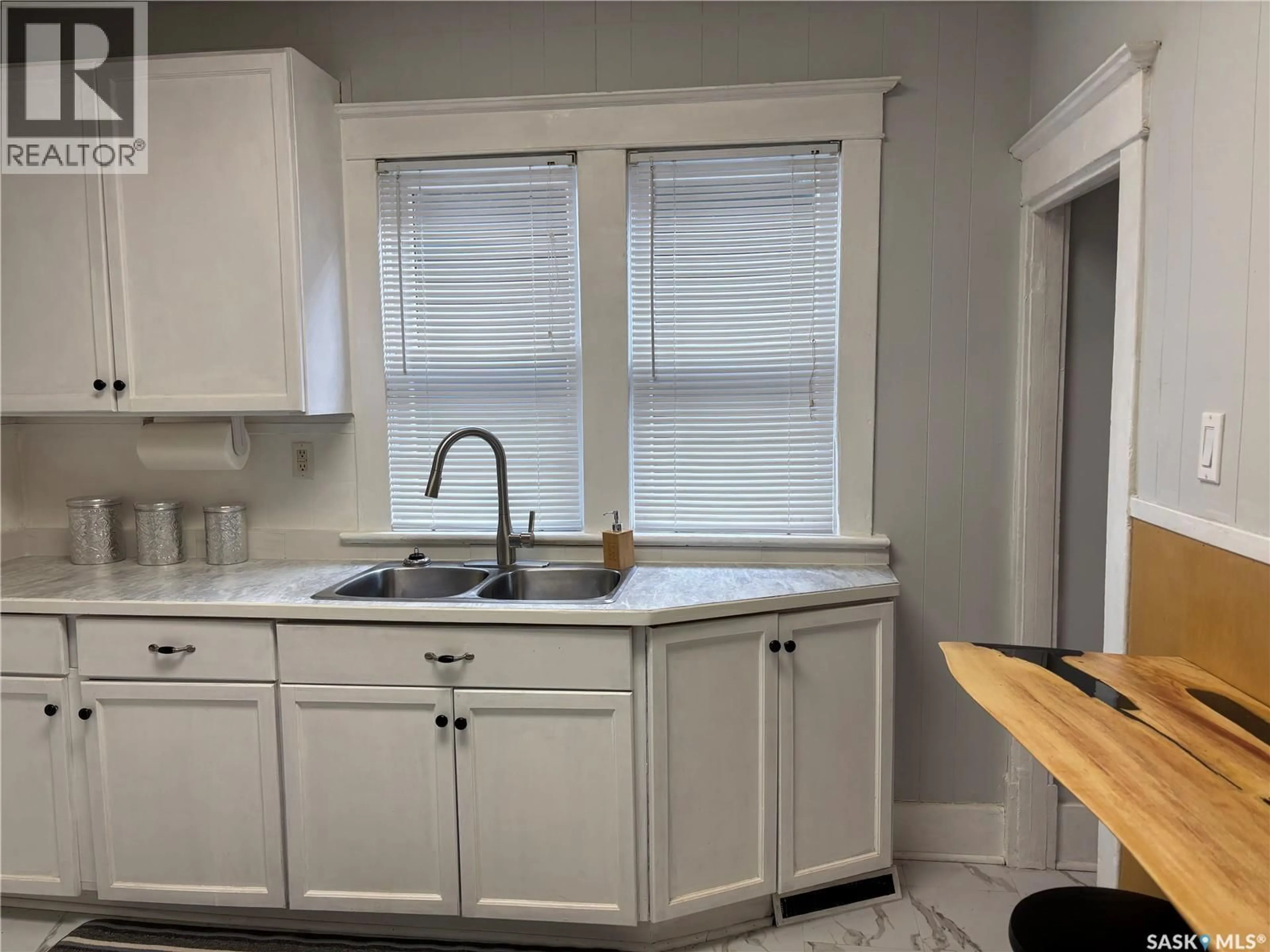 Standard kitchen, unknown for 1031 3RD AVENUE, Moose Jaw Saskatchewan S6H1E6