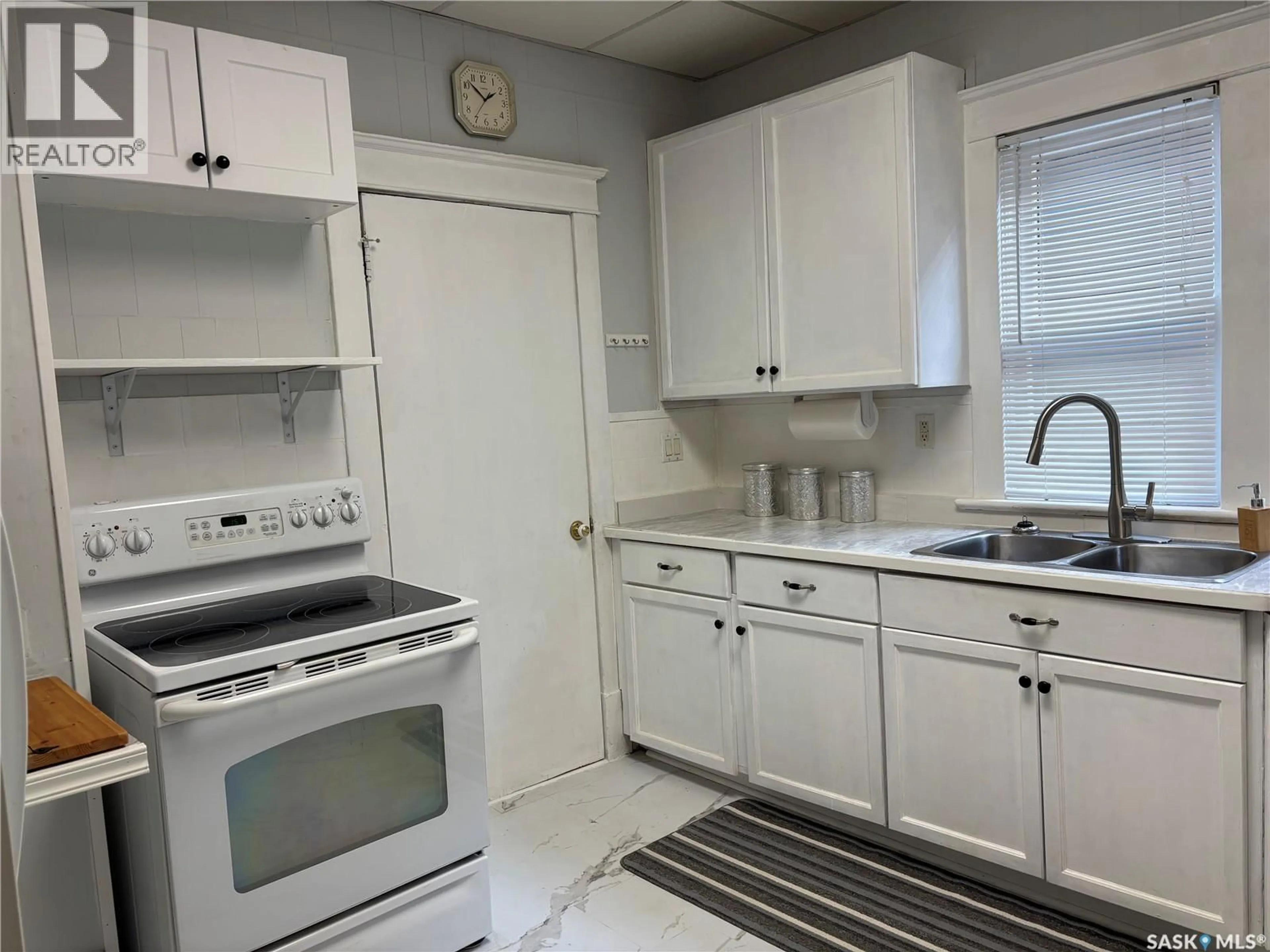 Standard kitchen, ceramic/tile floor for 1031 3RD AVENUE, Moose Jaw Saskatchewan S6H1E6