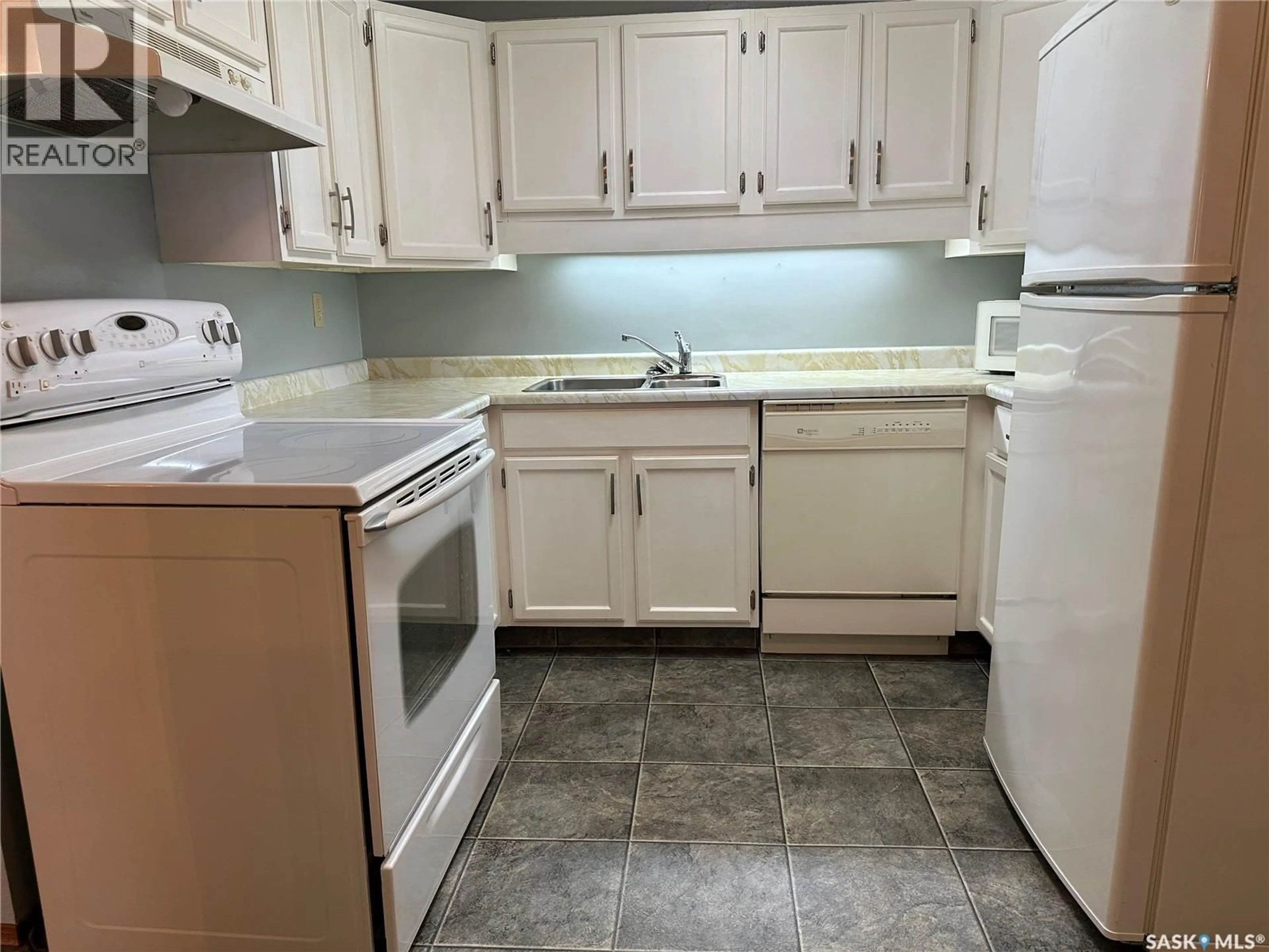 Standard kitchen, unknown for 11 228 3RD STREET, Weyburn Saskatchewan S4H0W6