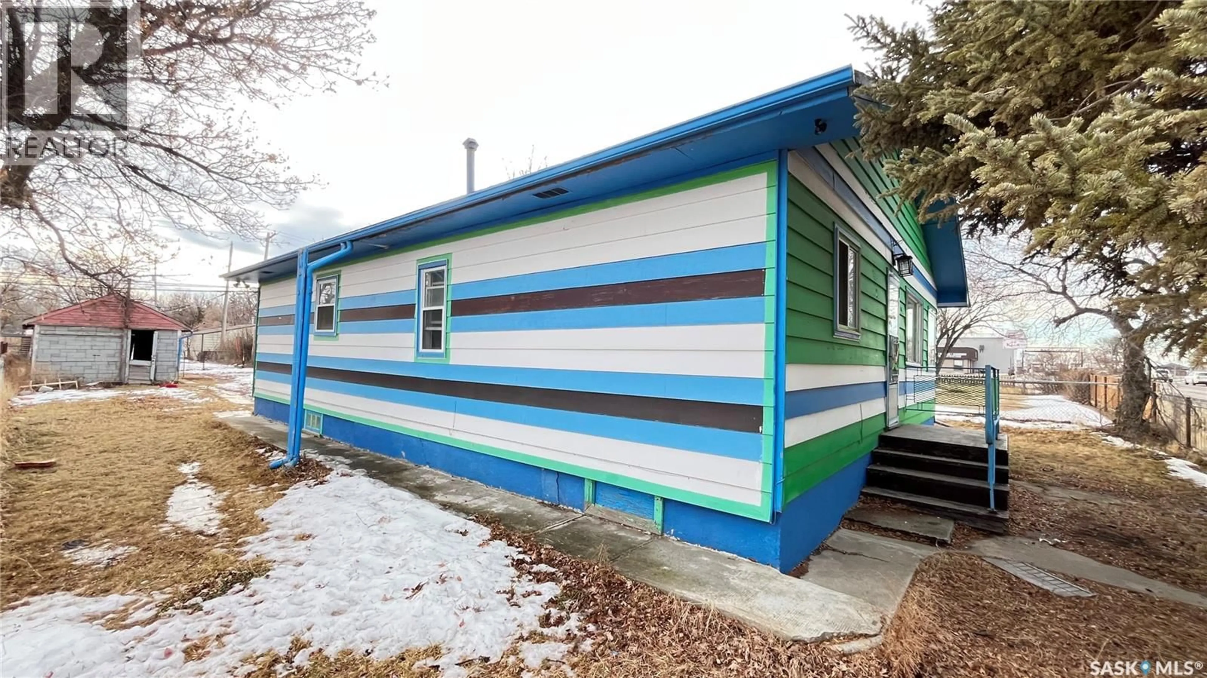 Home with vinyl exterior material, building for 46 PACIFIC AVENUE, Maple Creek Saskatchewan S0N1N0