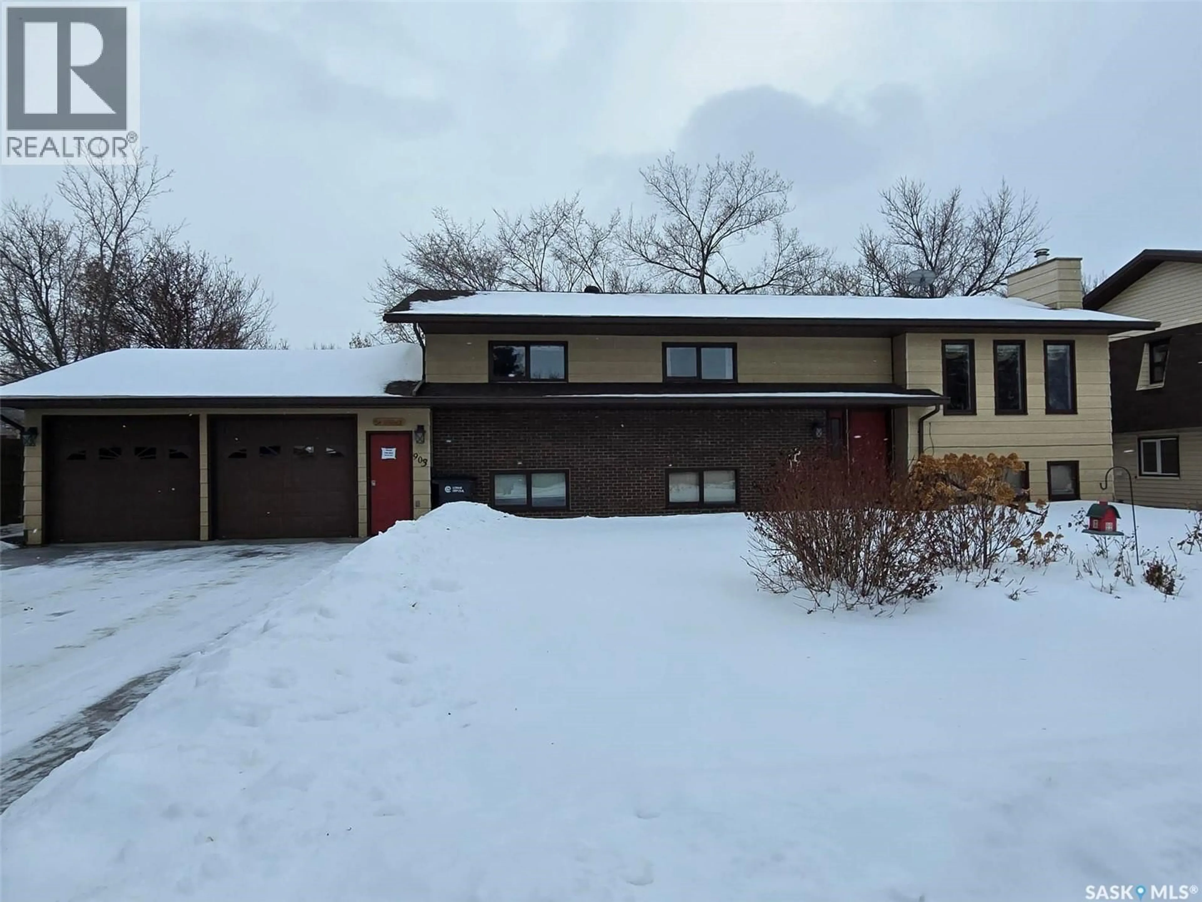 A pic from outside/outdoor area/front of a property/back of a property/a pic from drone, building for 903 ASSINIBOIA AVENUE, Grenfell Saskatchewan S0G2B0
