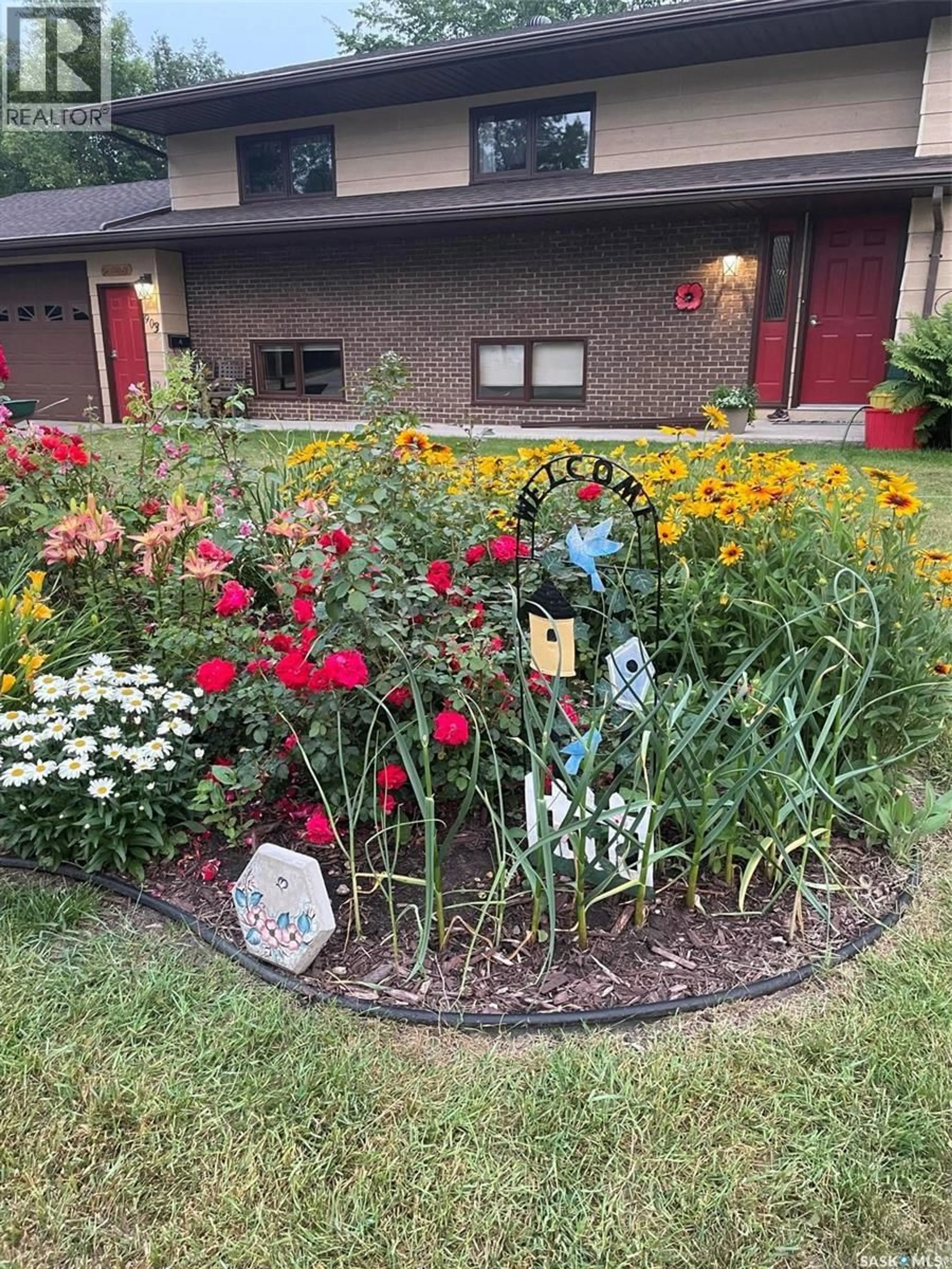 Patio, street for 903 ASSINIBOIA AVENUE, Grenfell Saskatchewan S0G2B0