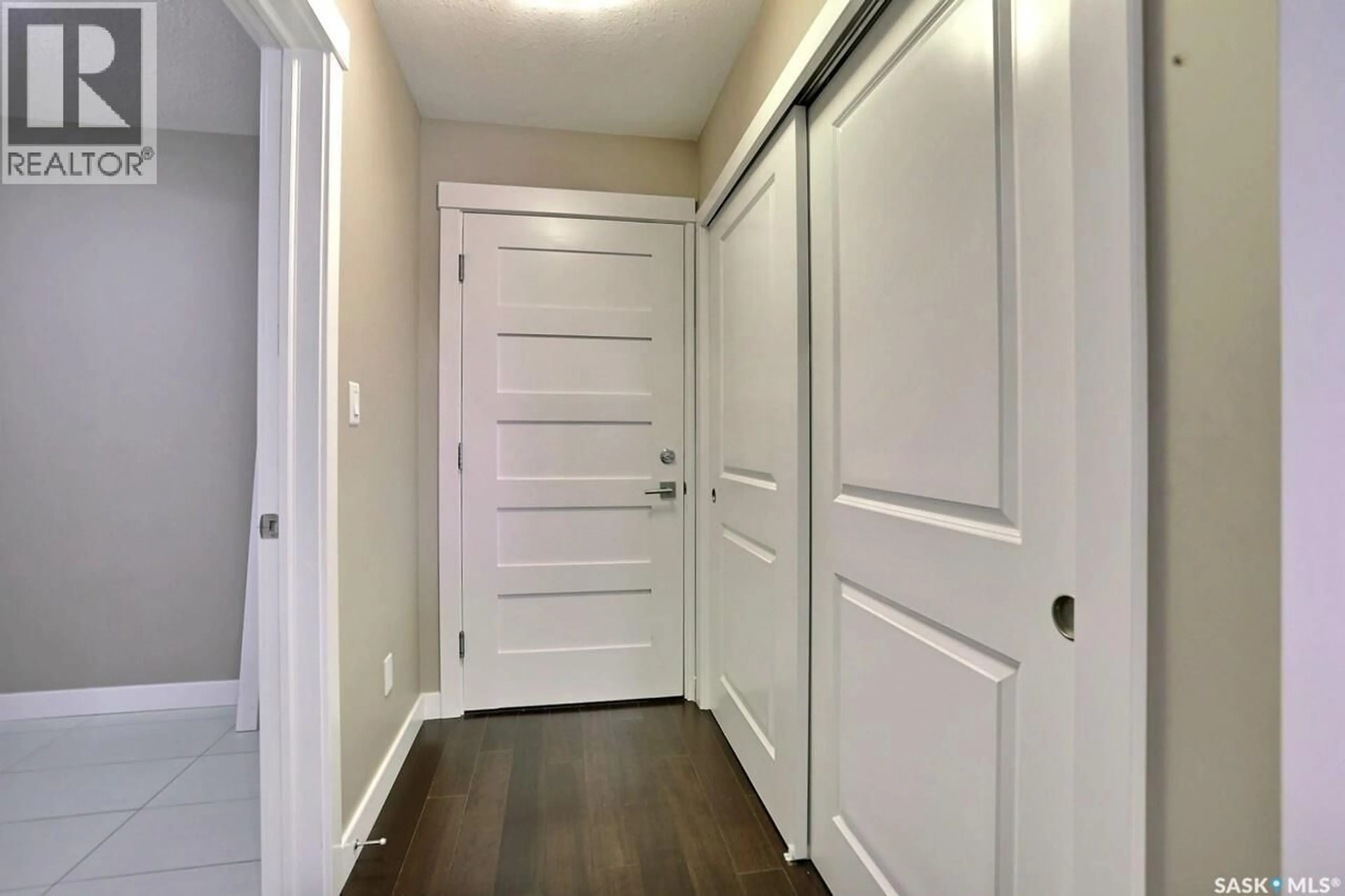 Indoor entryway for 207 - 2300 BROAD STREET, Regina Saskatchewan S4P1Y8