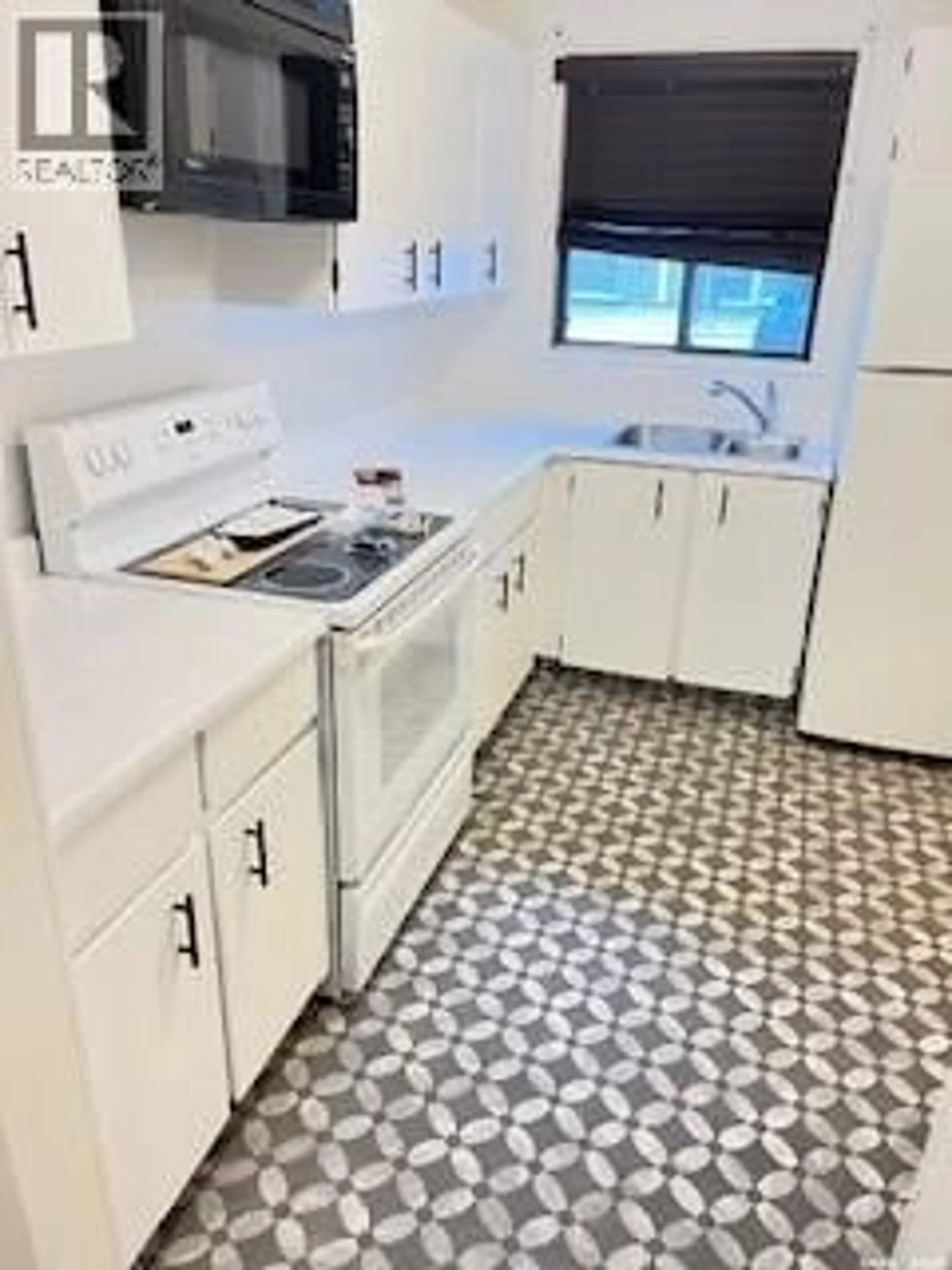 Standard kitchen, ceramic/tile floor for 6479 ROCHDALE BOULEVARD, Regina Saskatchewan S4X2Y9