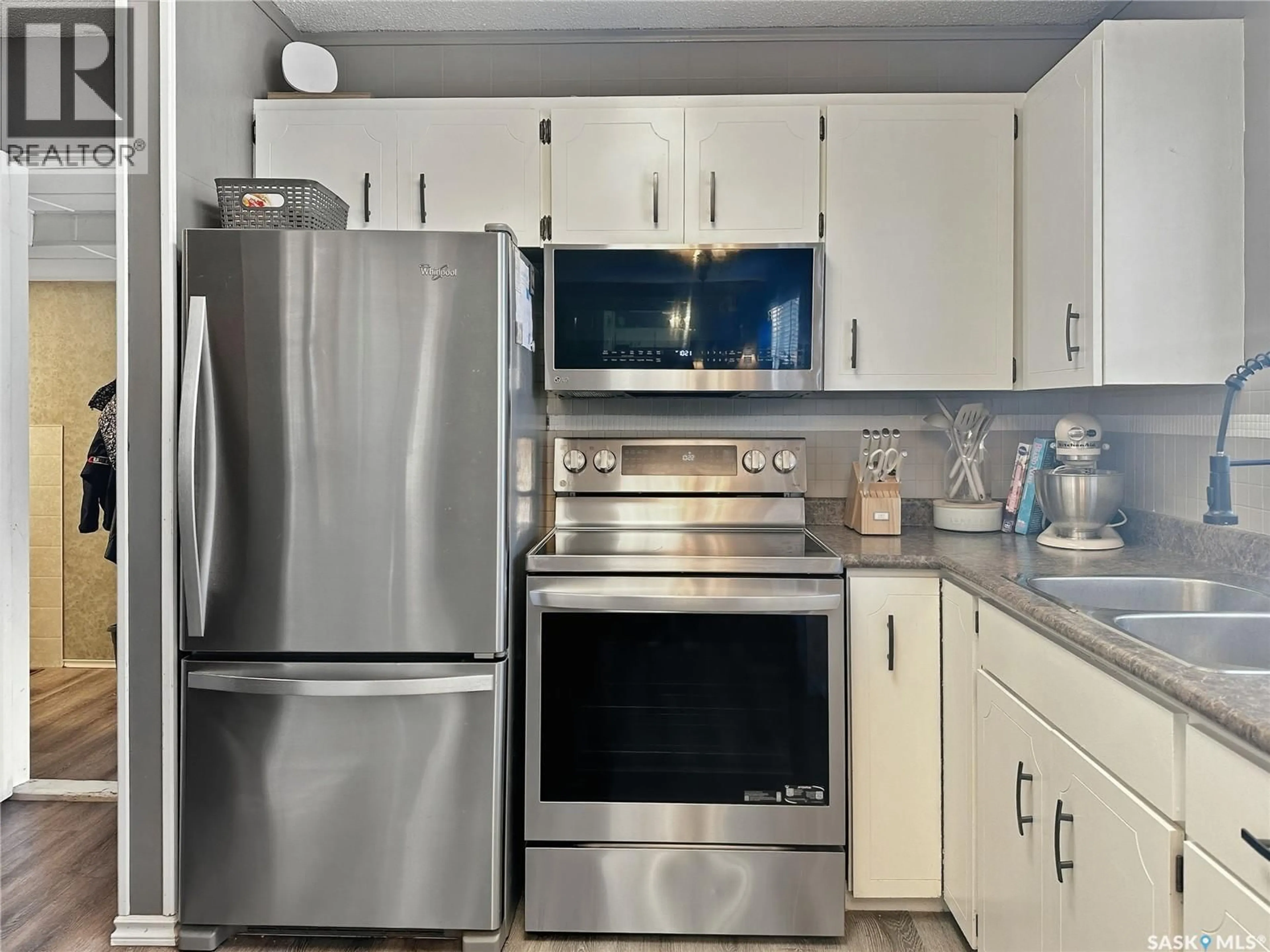 Standard kitchen, ceramic/tile floor for 252 30TH STREET, Battleford Saskatchewan S0M0E0