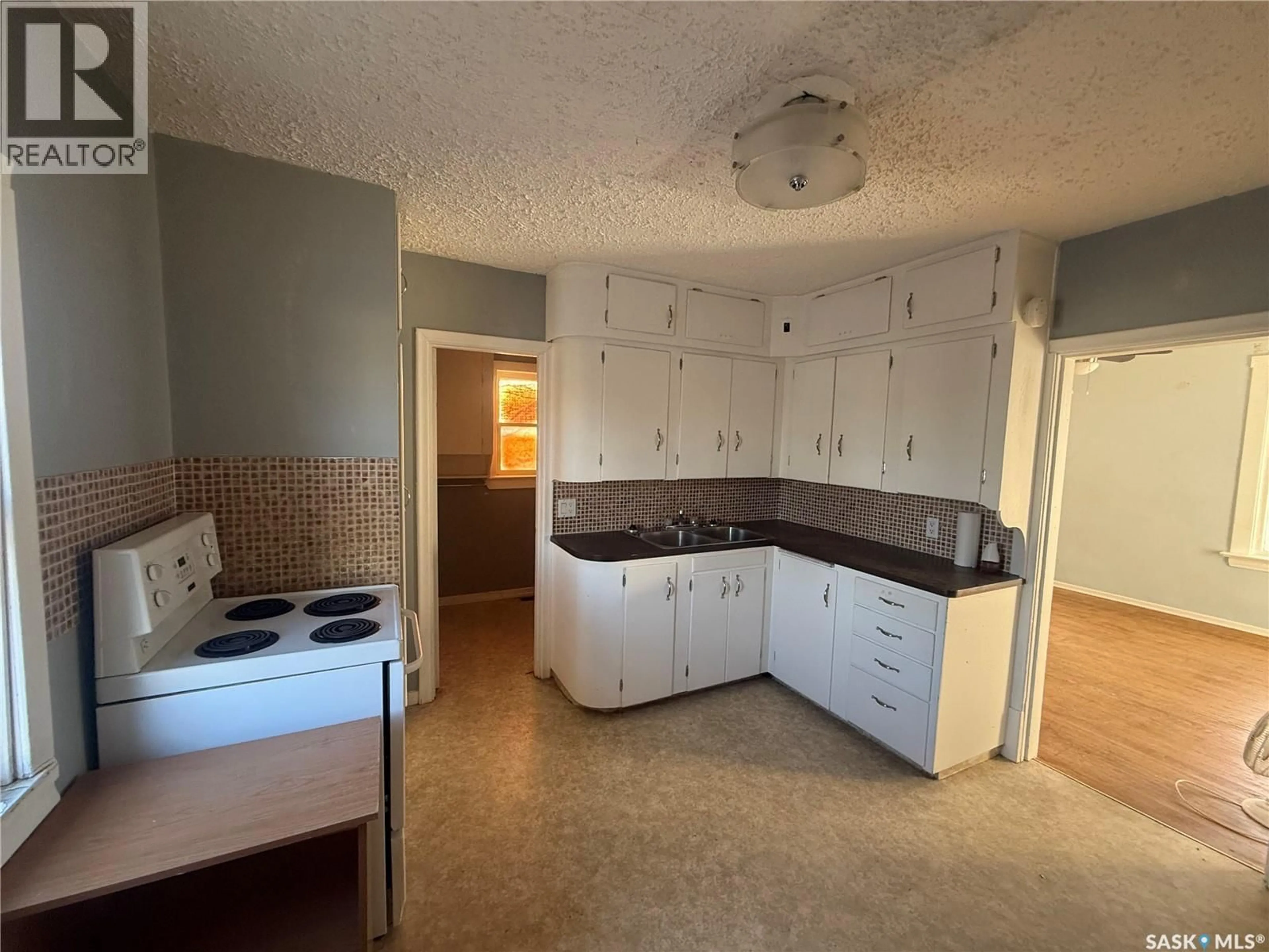 Standard kitchen, unknown for 421 3RD AVENUE, Assiniboia Saskatchewan S0H0B0