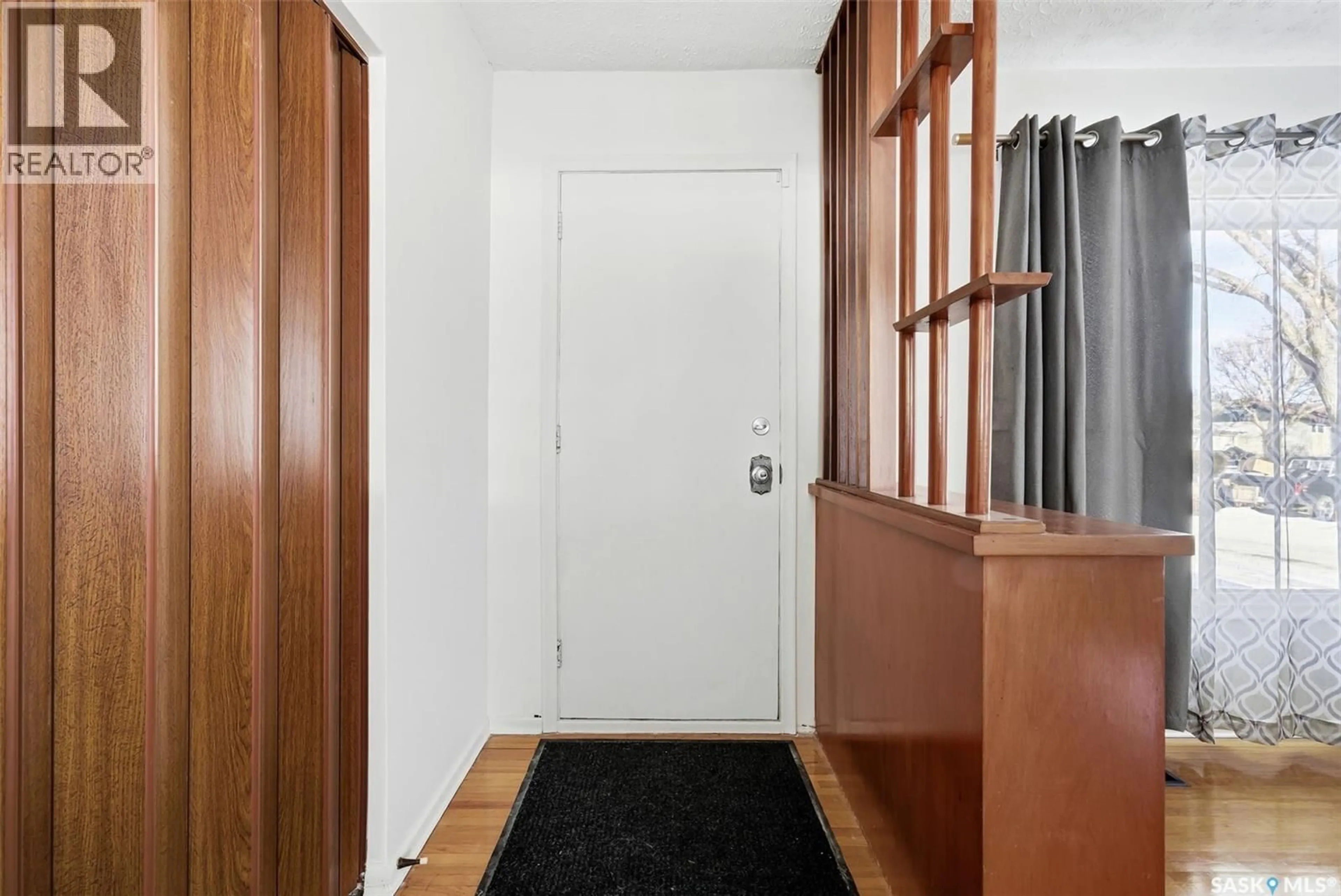 Indoor entryway for 3213 PATRICIA AVENUE, Regina Saskatchewan S4R3V8