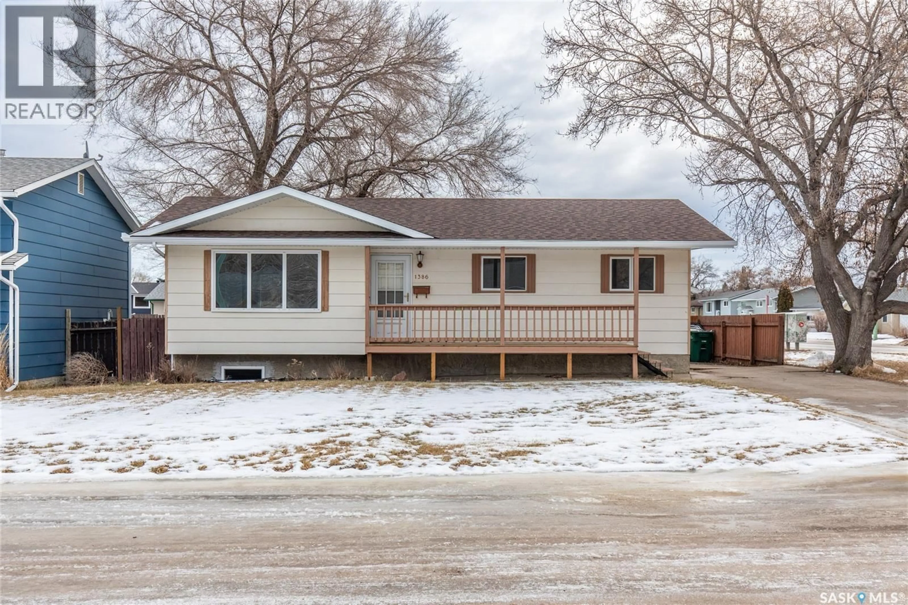 Home with vinyl exterior material, street for 1386 MANITOU CRESCENT, Moose Jaw Saskatchewan S6H7C5