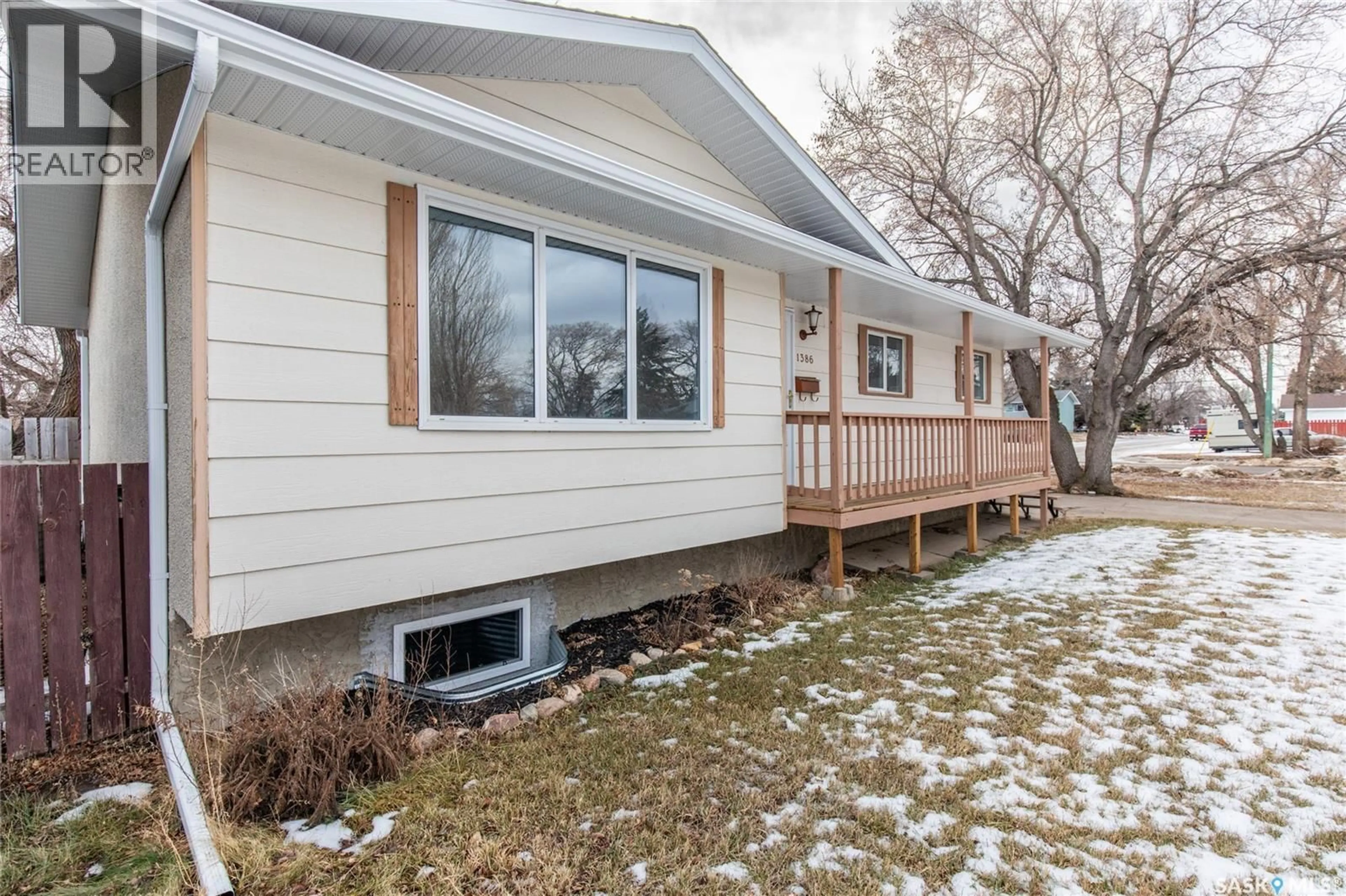 Home with vinyl exterior material, street for 1386 MANITOU CRESCENT, Moose Jaw Saskatchewan S6H7C5