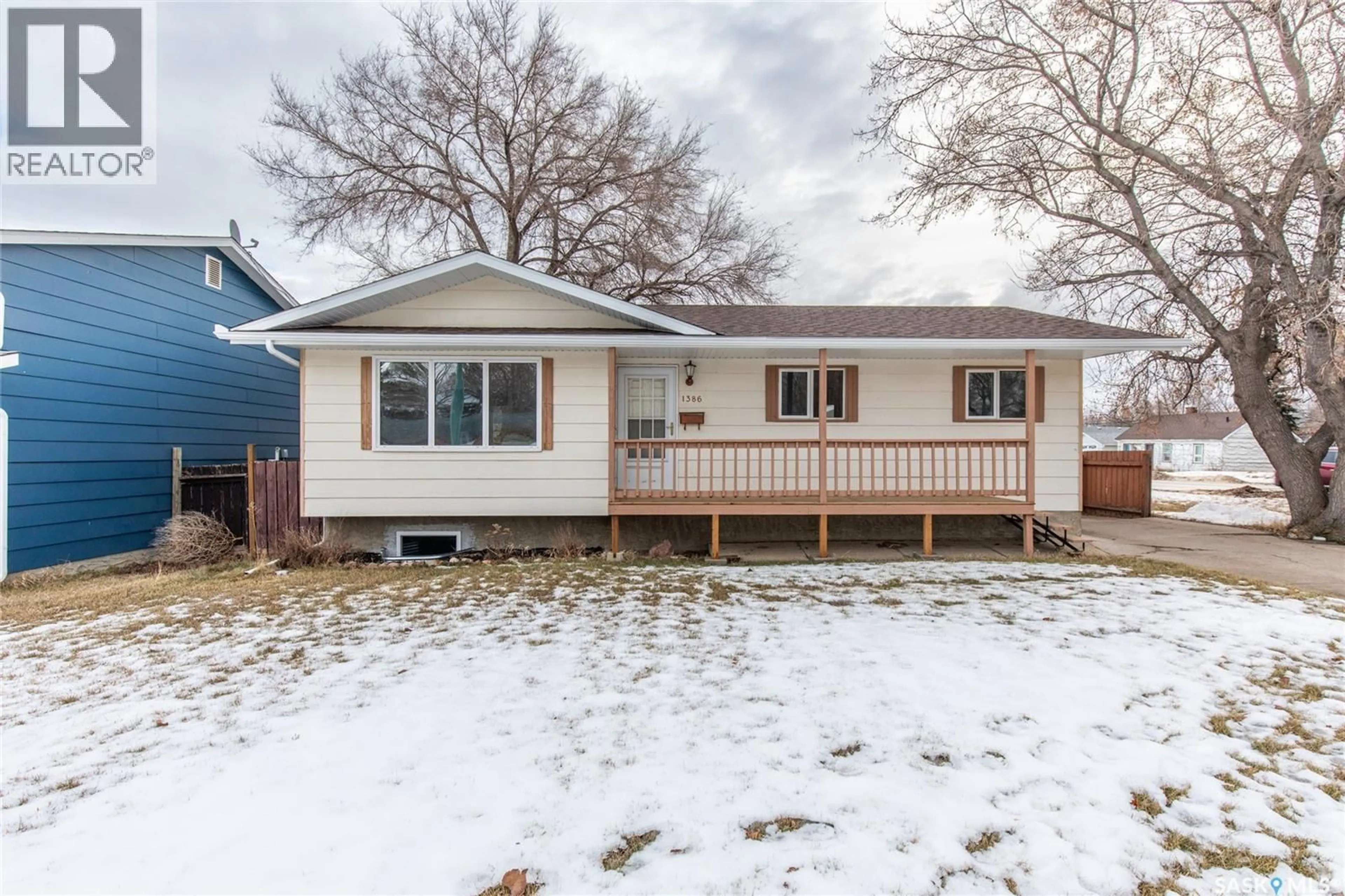 Home with vinyl exterior material, street for 1386 MANITOU CRESCENT, Moose Jaw Saskatchewan S6H7C5