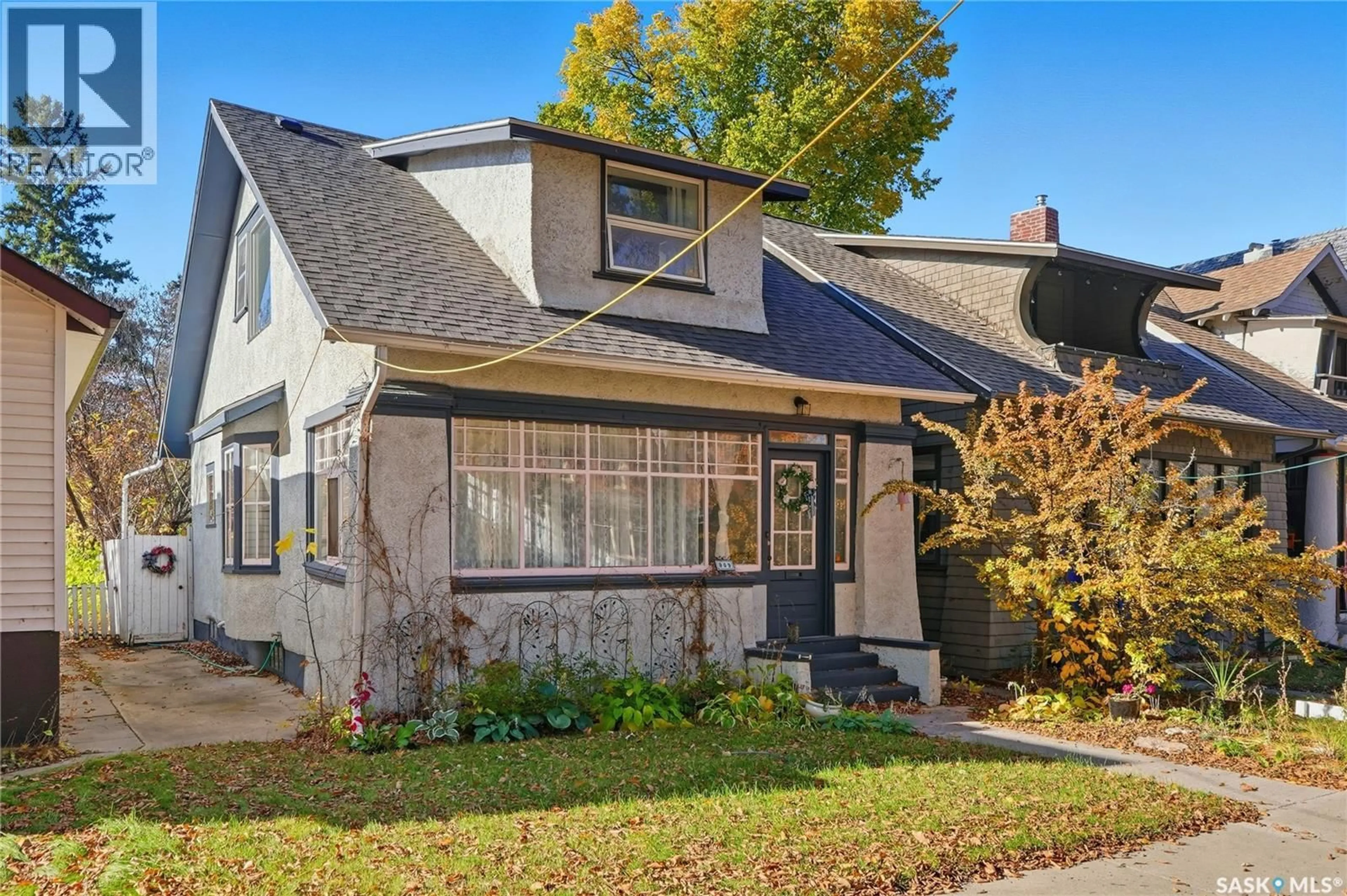 Home with vinyl exterior material, street for 809 6TH AVENUE, Saskatoon Saskatchewan S7K2T7