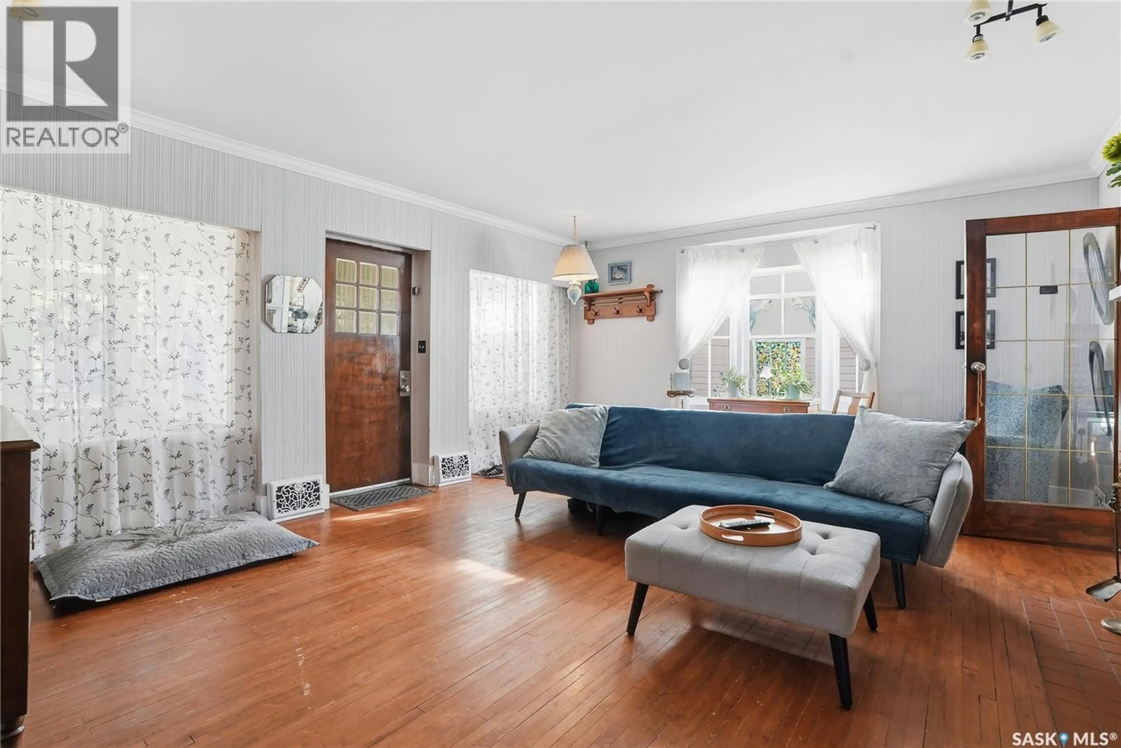 Living room with furniture, unknown for 809 6TH AVENUE, Saskatoon Saskatchewan S7K2T7