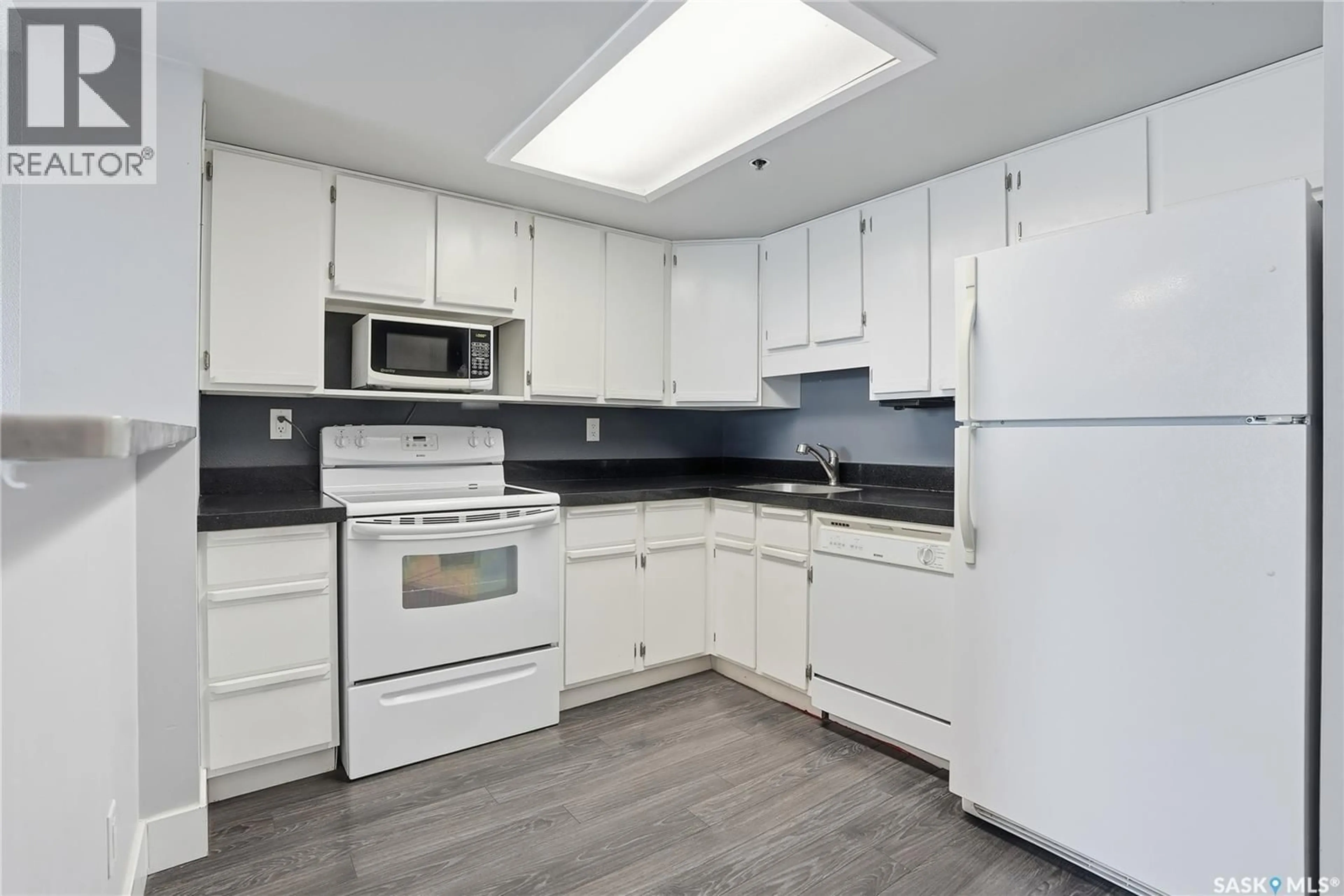 Standard kitchen, unknown for N - 905 311 6TH AVENUE, Saskatoon Saskatchewan S7K7A9