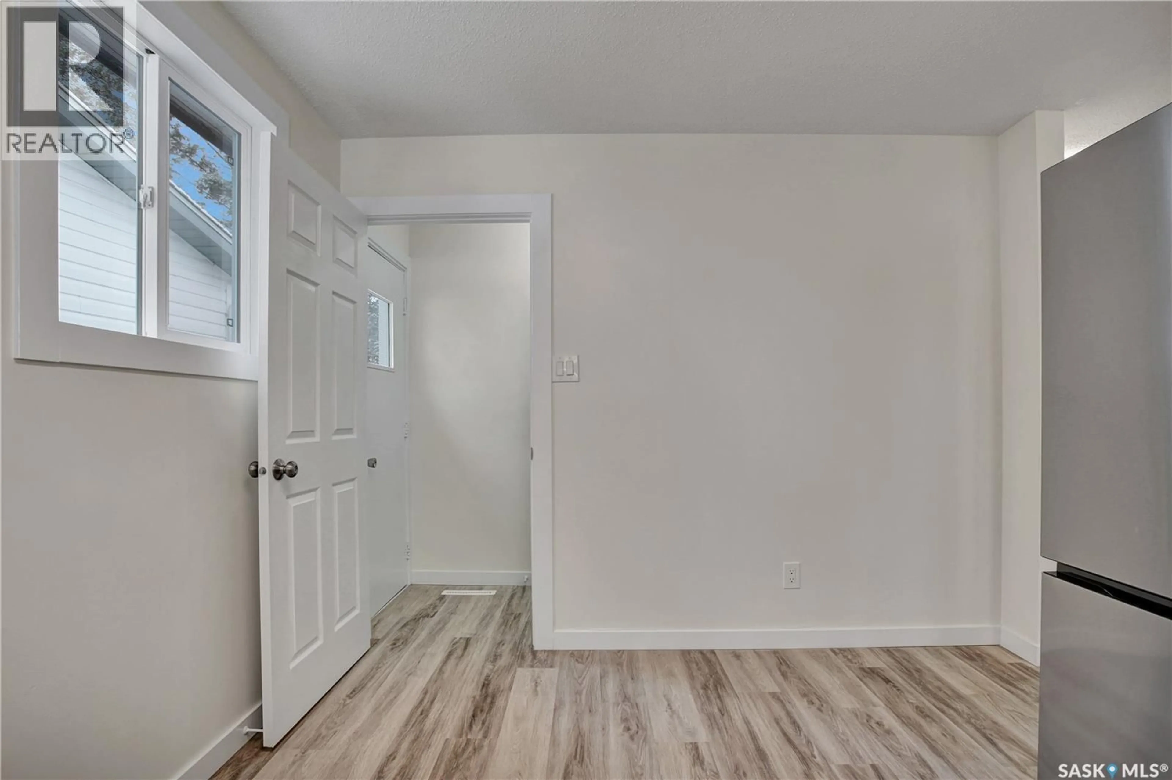 Indoor entryway for 1421 HNATYSHYN AVENUE, Saskatoon Saskatchewan S7L4G6