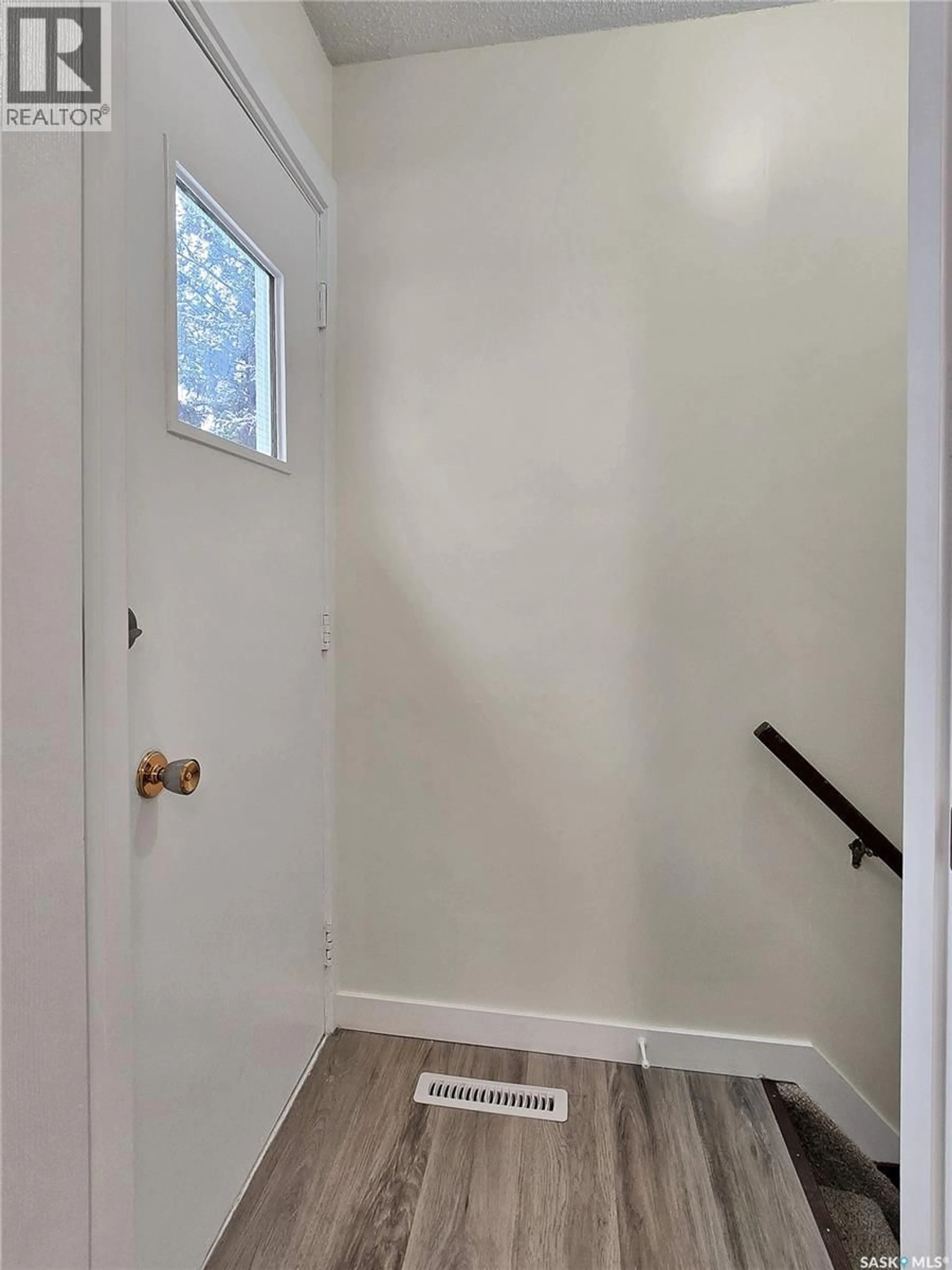 Indoor entryway for 1421 HNATYSHYN AVENUE, Saskatoon Saskatchewan S7L4G6