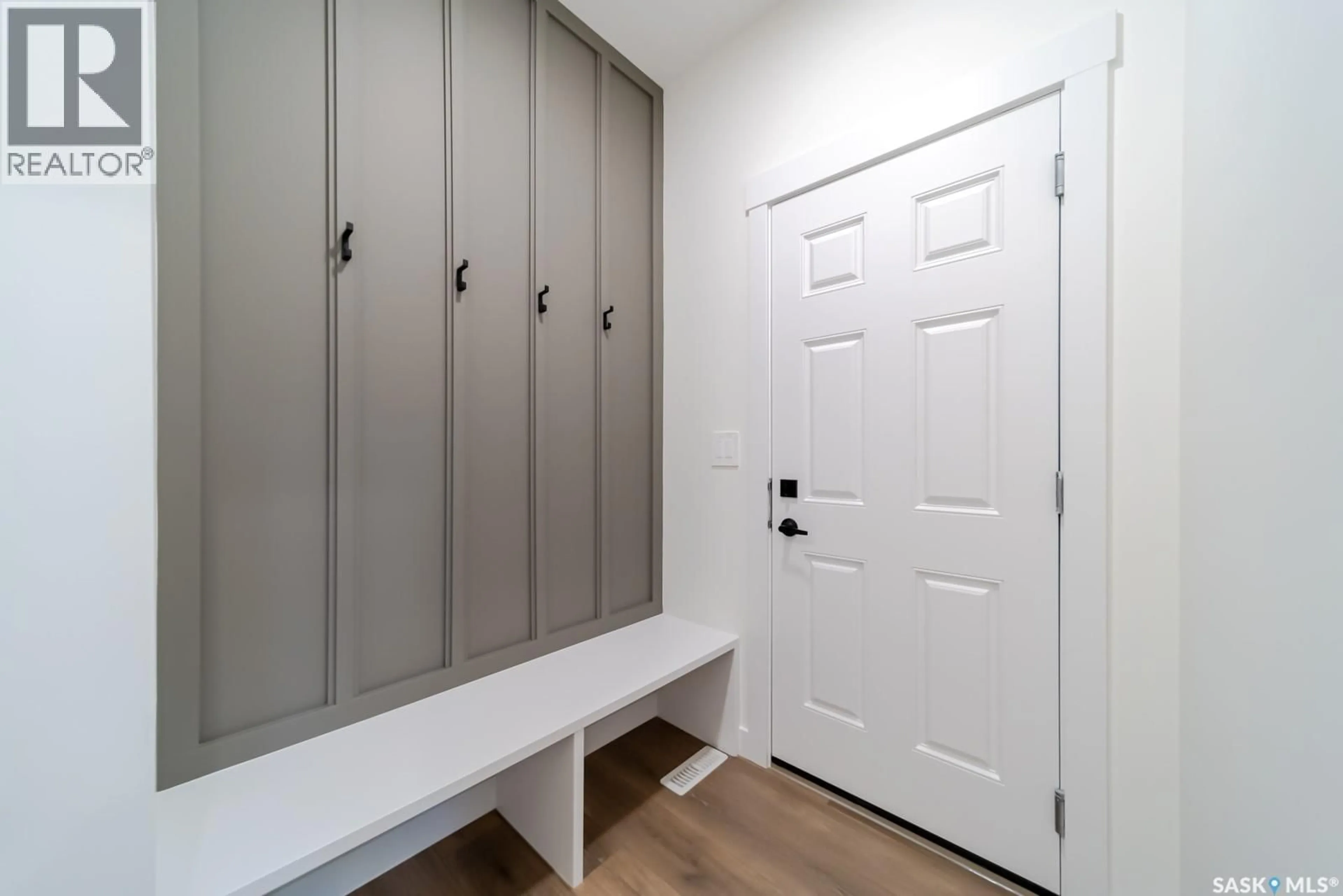 Indoor entryway for 417 TRAEGER CLOSE, Saskatoon Saskatchewan S7V1Z5