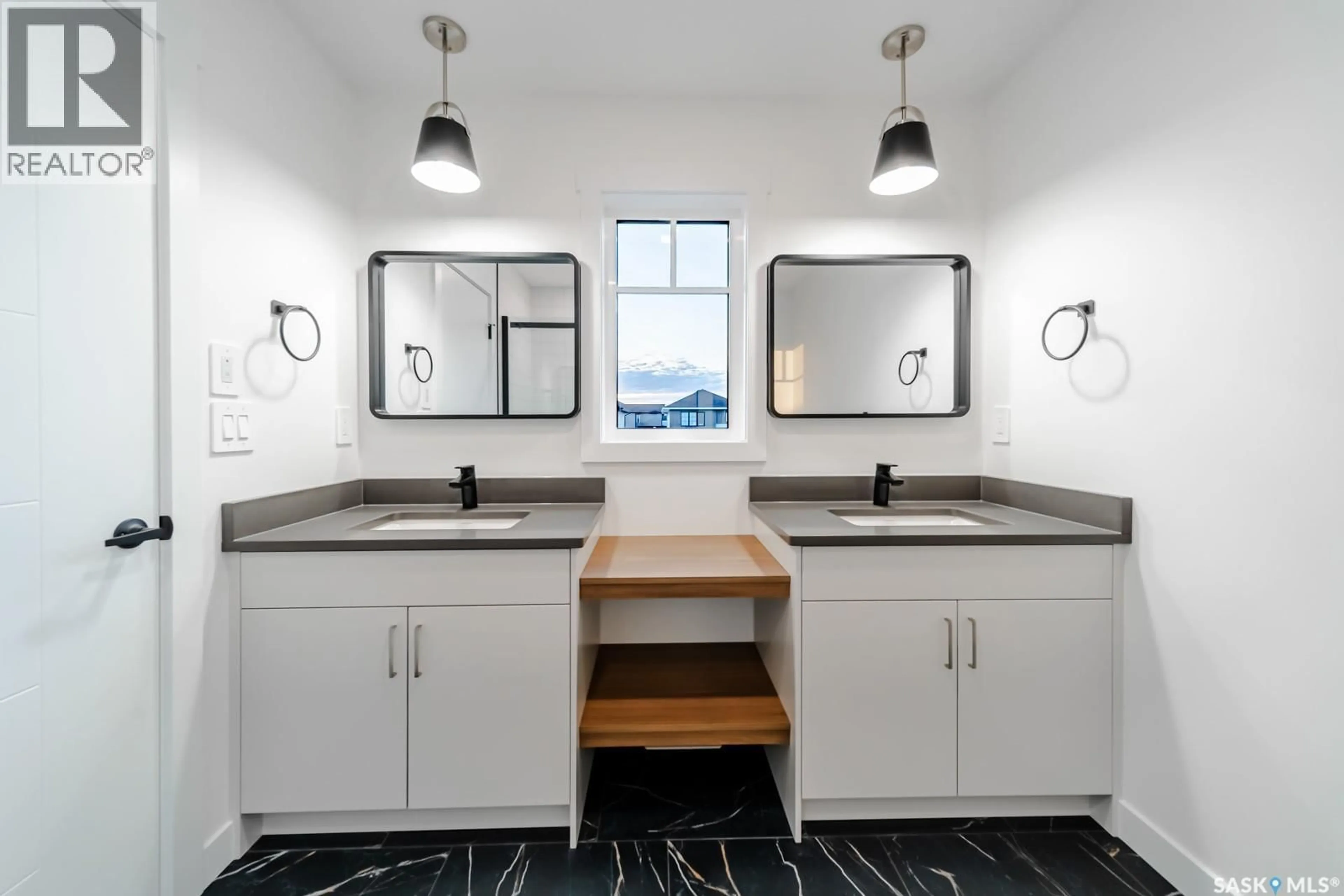 Contemporary bathroom, ceramic/tile floor for 417 TRAEGER CLOSE, Saskatoon Saskatchewan S7V1Z5