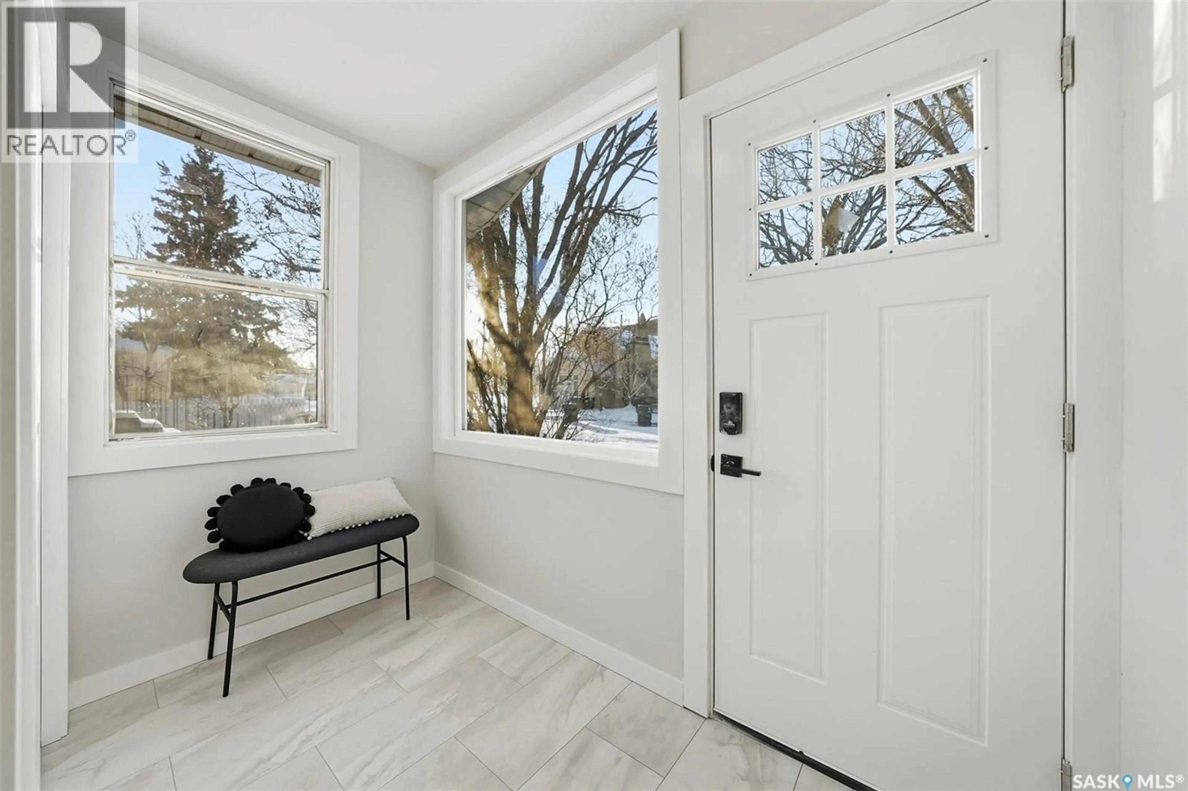 Indoor entryway for 518 I AVENUE, Saskatoon Saskatchewan S7M1Y5