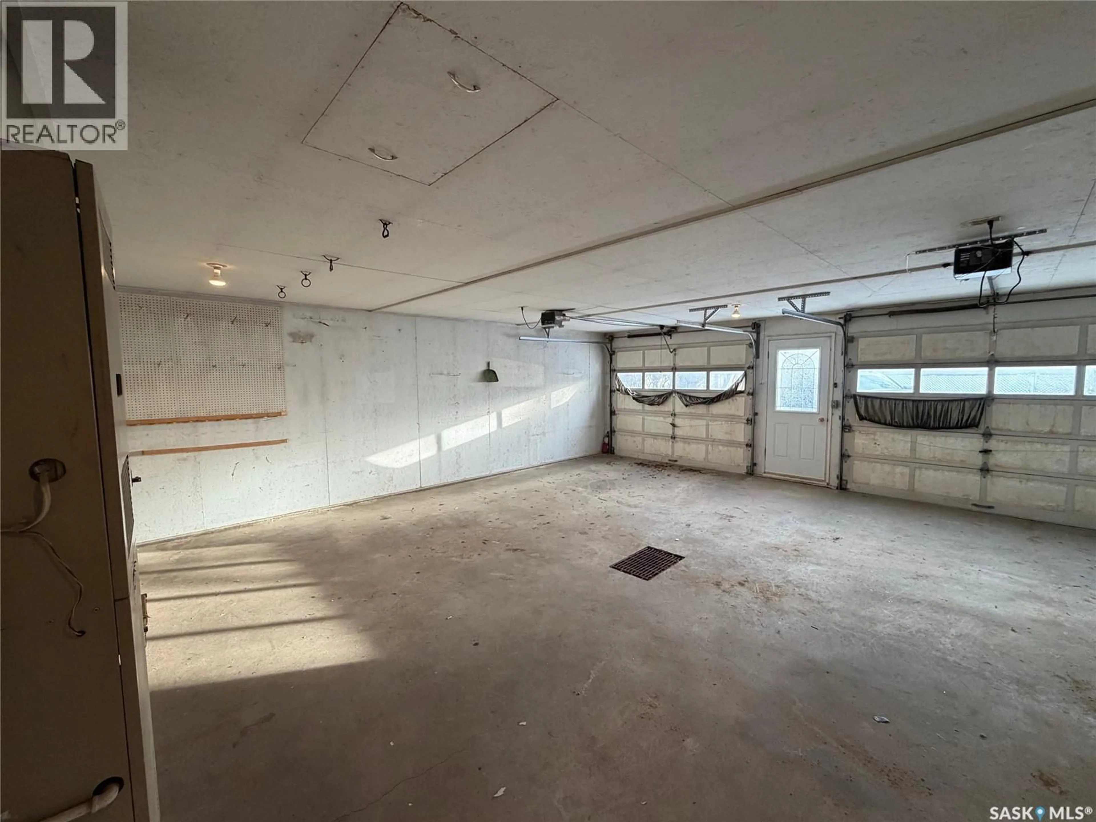 Indoor garage for 414 CHURCHILL STREET, Hudson Bay Saskatchewan S0E0Y0