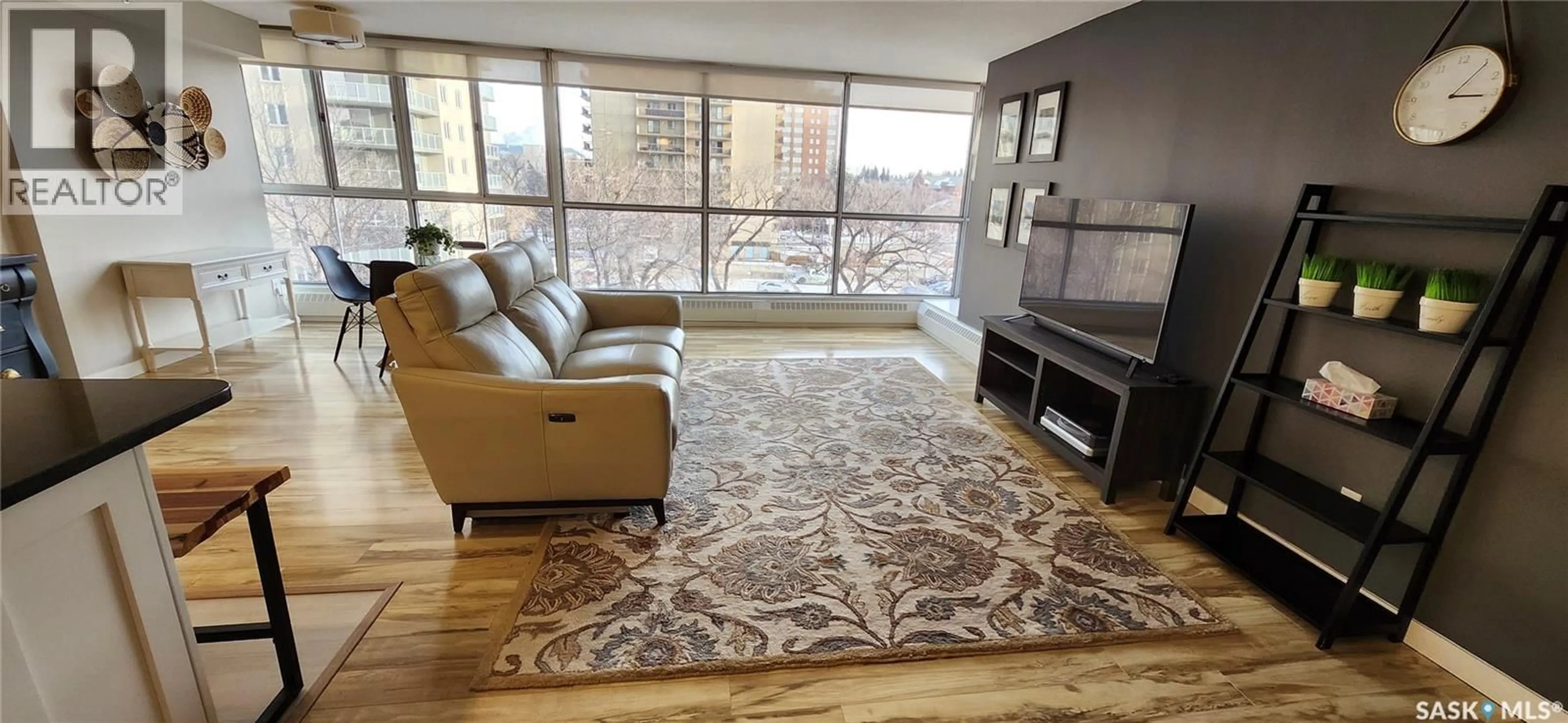 Living room with furniture, carpet floor for 501 315 5TH AVENUE N, Saskatoon Saskatchewan S7K5Z8