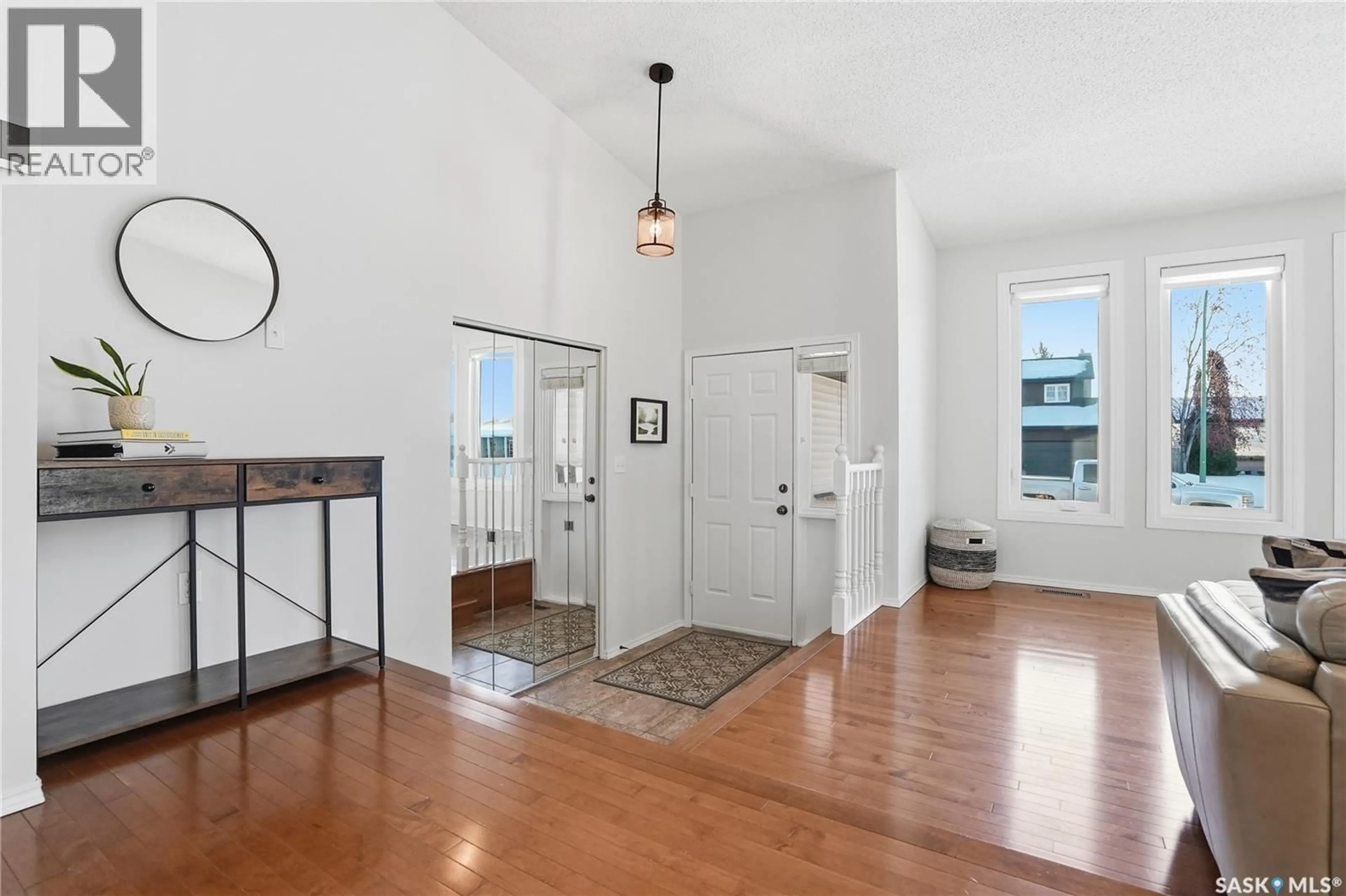 Indoor foyer for 215 WICKENDEN CRESCENT, Saskatoon Saskatchewan S7N3X7