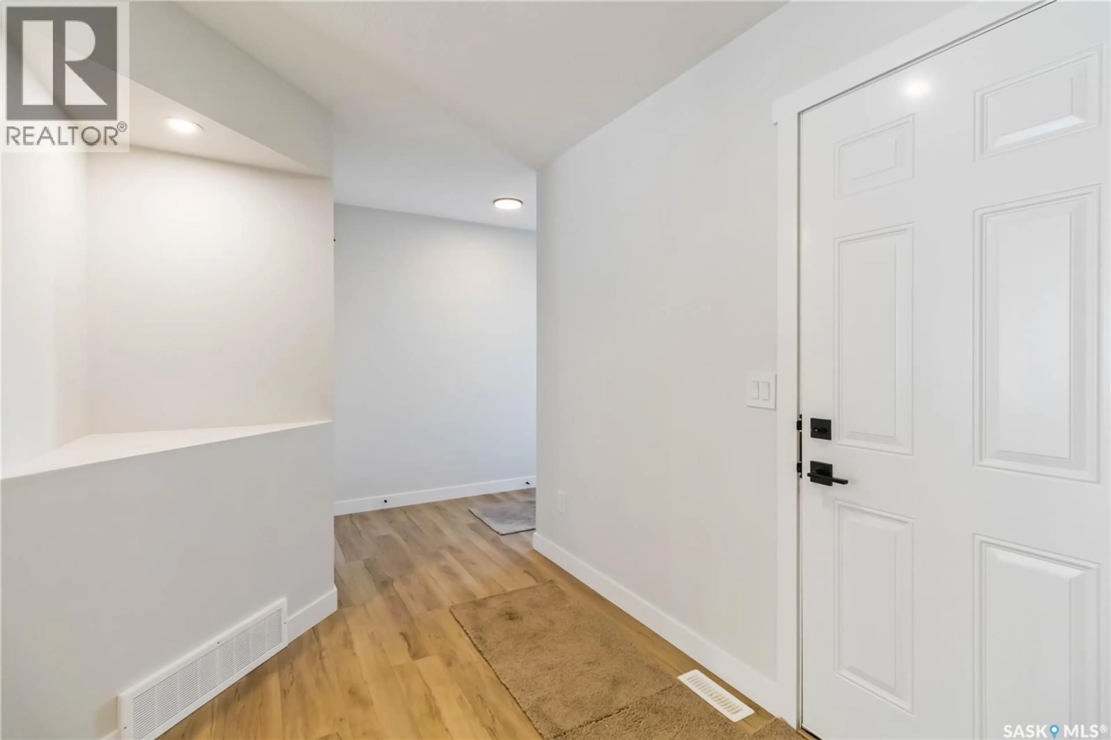 Indoor entryway for 326 KATZ AVENUE, Saskatoon Saskatchewan S7V1Y6